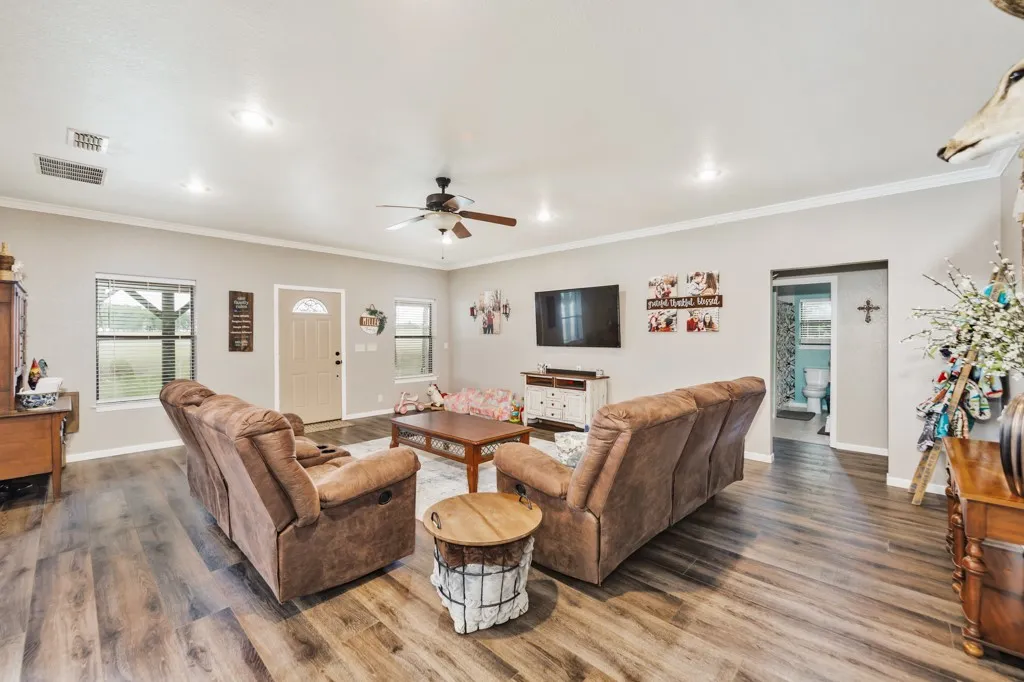 Single Family Residence For Sale in Montague County , 383 Briar Creek Lane, Bowie, Texas 76230, 3 Bedroom, 2 Bathroom, Garage spaces, 2,299 Sqft, built in 2007, mls#21280116, Real Estate Agent in Bowie, Homes For Sale in Montague county, Homes For Sale in Bowie, Realtor in Bowie Texas, Real Estate Brokerage Independent Realty Texas, Luminita Cordes Realtor