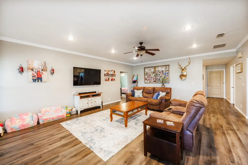 Single Family Residence For Sale in Montague County , 383 Briar Creek Lane, Bowie, Texas 76230, 3 Bedroom, 2 Bathroom, Garage spaces, 2,299 Sqft, built in 2007, mls#21280116, Real Estate Agent in Bowie, Homes For Sale in Montague county, Homes For Sale in Bowie, Realtor in Bowie Texas, Real Estate Brokerage Independent Realty Texas, Luminita Cordes Realtor