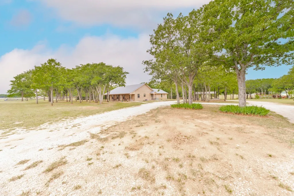 Single Family Residence For Sale in Montague County , 383 Briar Creek Lane, Bowie, Texas 76230, 3 Bedroom, 2 Bathroom, Garage spaces, 2,299 Sqft, built in 2007, mls#21280116, Real Estate Agent in Bowie, Homes For Sale in Montague county, Homes For Sale in Bowie, Realtor in Bowie Texas, Real Estate Brokerage Independent Realty Texas, Luminita Cordes Realtor