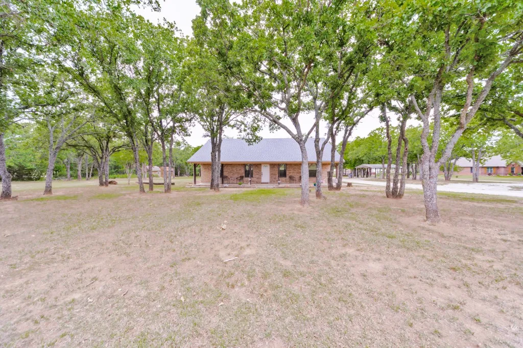 Single Family Residence For Sale in Montague County , 383 Briar Creek Lane, Bowie, Texas 76230, 3 Bedroom, 2 Bathroom, Garage spaces, 2,299 Sqft, built in 2007, mls#21280116, Real Estate Agent in Bowie, Homes For Sale in Montague county, Homes For Sale in Bowie, Realtor in Bowie Texas, Real Estate Brokerage Independent Realty Texas, Luminita Cordes Realtor