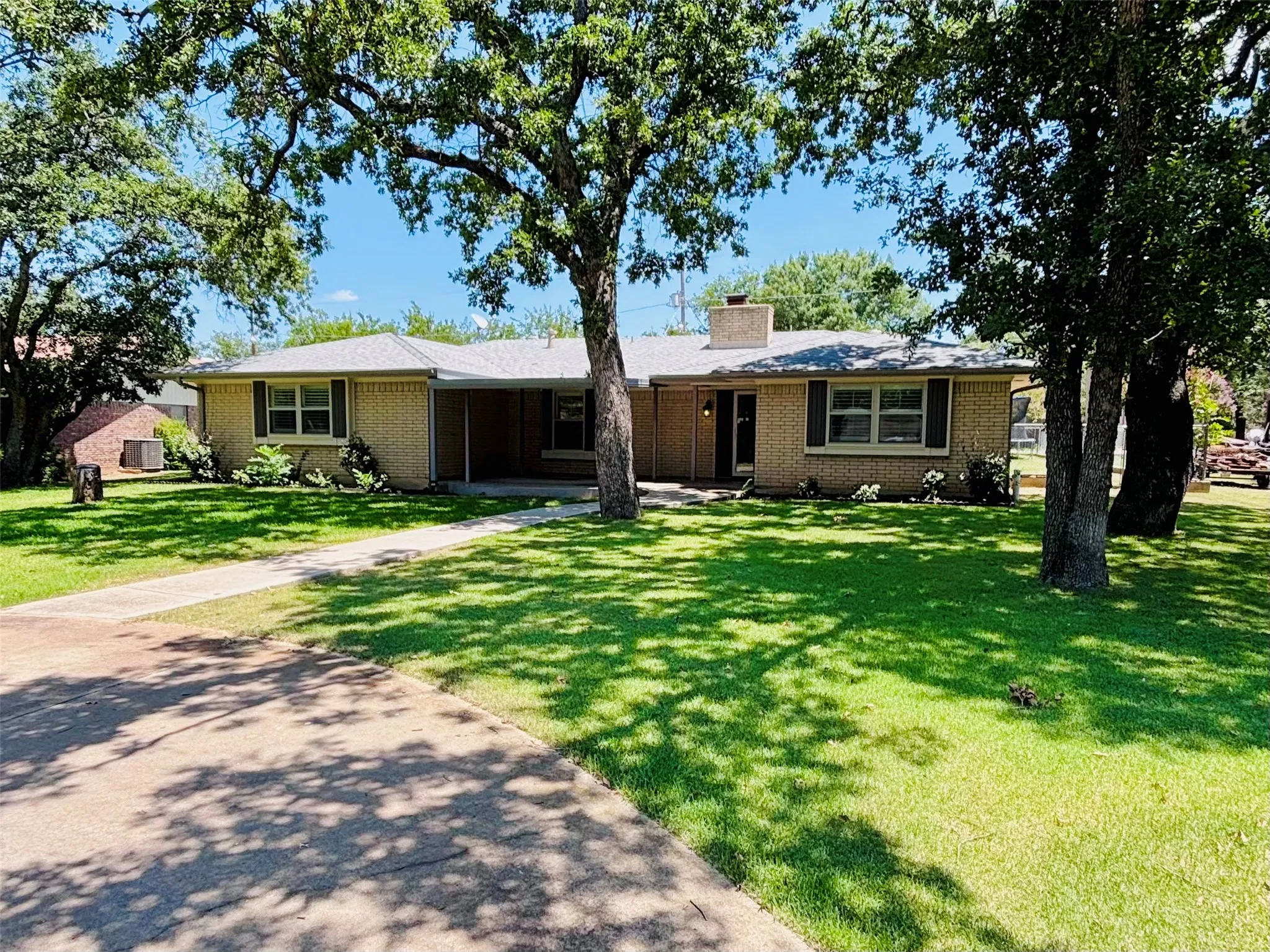 Single Family Residence For Sale in Eastland County , 506 Oakwood Drive, Eastland, Texas 76448, 3 Bedroom, 2 Bathroom, 2 Garage spaces, 2,125 Sqft, built in 1982, mls#21280133, Real Estate Agent in Eastland, Homes For Sale in Eastland county, Homes For Sale in Eastland, Realtor in Eastland Texas, Real Estate Brokerage Independent Realty Texas, Luminita Cordes Realtor