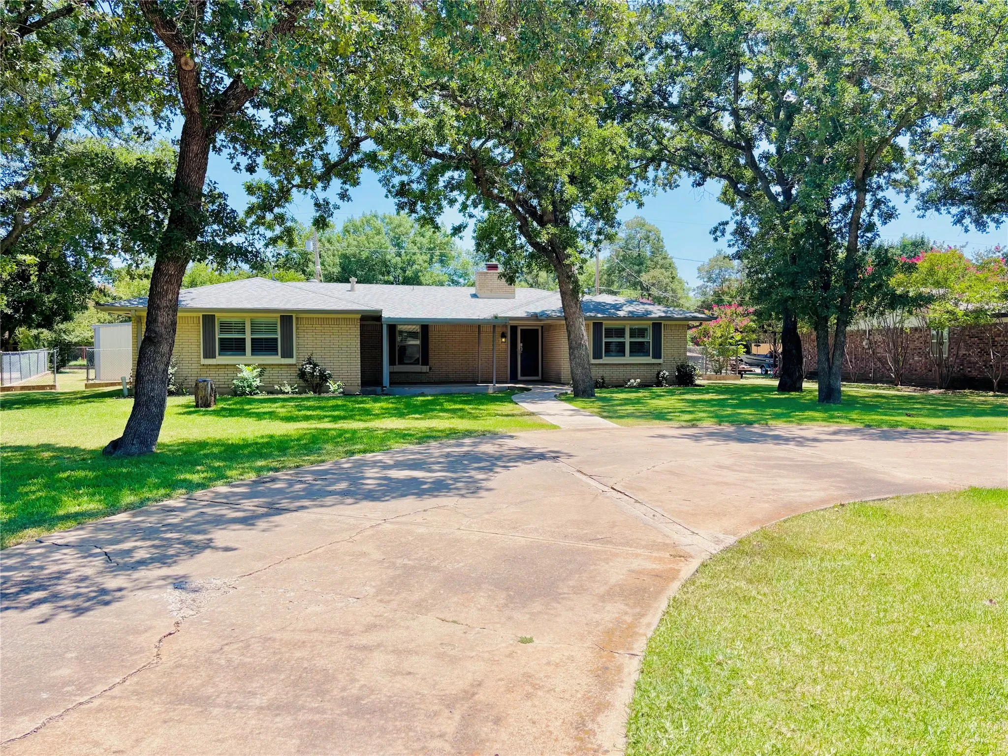 Single Family Residence For Sale in Eastland County , 506 Oakwood Drive, Eastland, Texas 76448, 3 Bedroom, 2 Bathroom, 2 Garage spaces, 2,125 Sqft, built in 1982, mls#21280133, Real Estate Agent in Eastland, Homes For Sale in Eastland county, Homes For Sale in Eastland, Realtor in Eastland Texas, Real Estate Brokerage Independent Realty Texas, Luminita Cordes Realtor