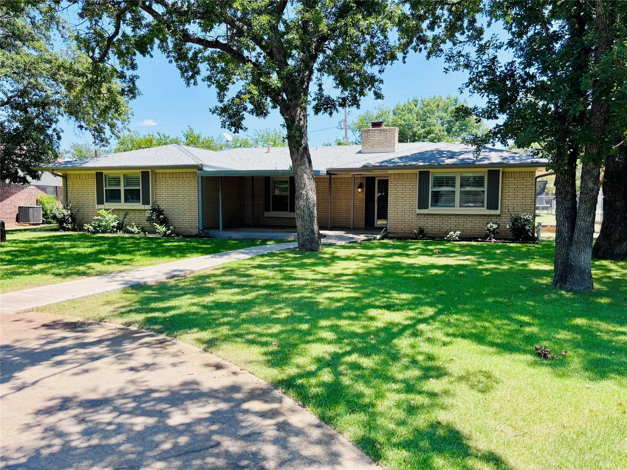 Single Family Residence For Sale in Eastland County , 506 Oakwood Drive, Eastland, Texas 76448, 3 Bedroom, 2 Bathroom, 2 Garage spaces, 2,125 Sqft, built in 1982, mls#21280133, Real Estate Agent in Eastland, Homes For Sale in Eastland county, Homes For Sale in Eastland, Realtor in Eastland Texas, Real Estate Brokerage Independent Realty Texas, Luminita Cordes Realtor