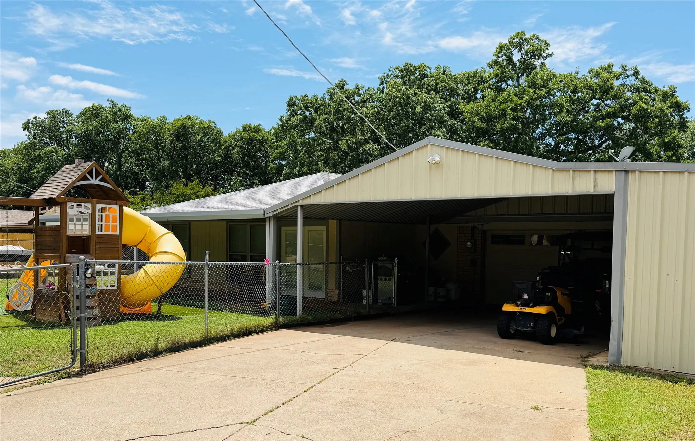 Single Family Residence For Sale in Eastland County , 506 Oakwood Drive, Eastland, Texas 76448, 3 Bedroom, 2 Bathroom, 2 Garage spaces, 2,125 Sqft, built in 1982, mls#21280133, Real Estate Agent in Eastland, Homes For Sale in Eastland county, Homes For Sale in Eastland, Realtor in Eastland Texas, Real Estate Brokerage Independent Realty Texas, Luminita Cordes Realtor