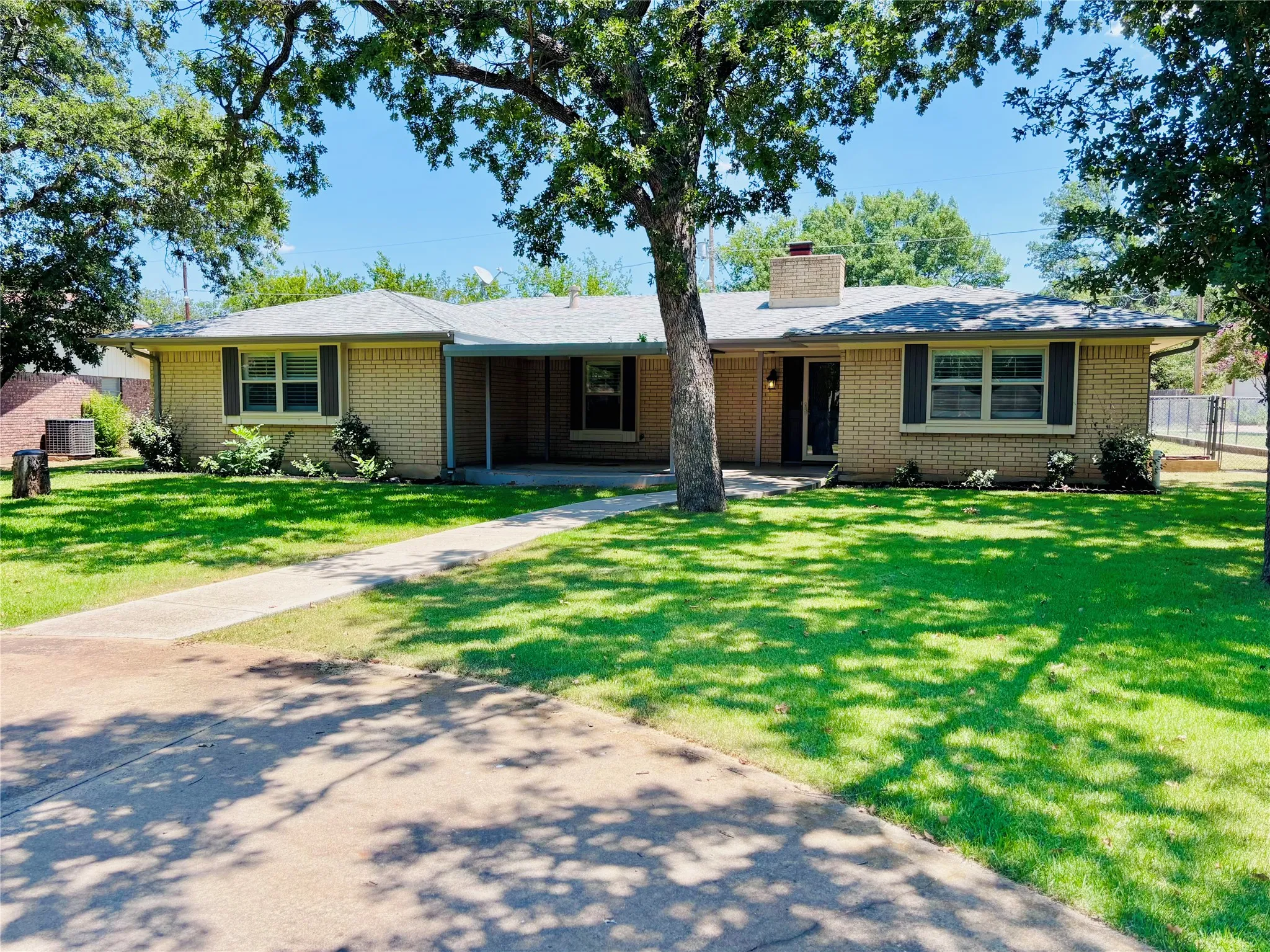 Single Family Residence For Sale in Eastland County , 506 Oakwood Drive, Eastland, Texas 76448, 3 Bedroom, 2 Bathroom, 2 Garage spaces, 2,125 Sqft, built in 1982, mls#21280133, Real Estate Agent in Eastland, Homes For Sale in Eastland county, Homes For Sale in Eastland, Realtor in Eastland Texas, Real Estate Brokerage Independent Realty Texas, Luminita Cordes Realtor