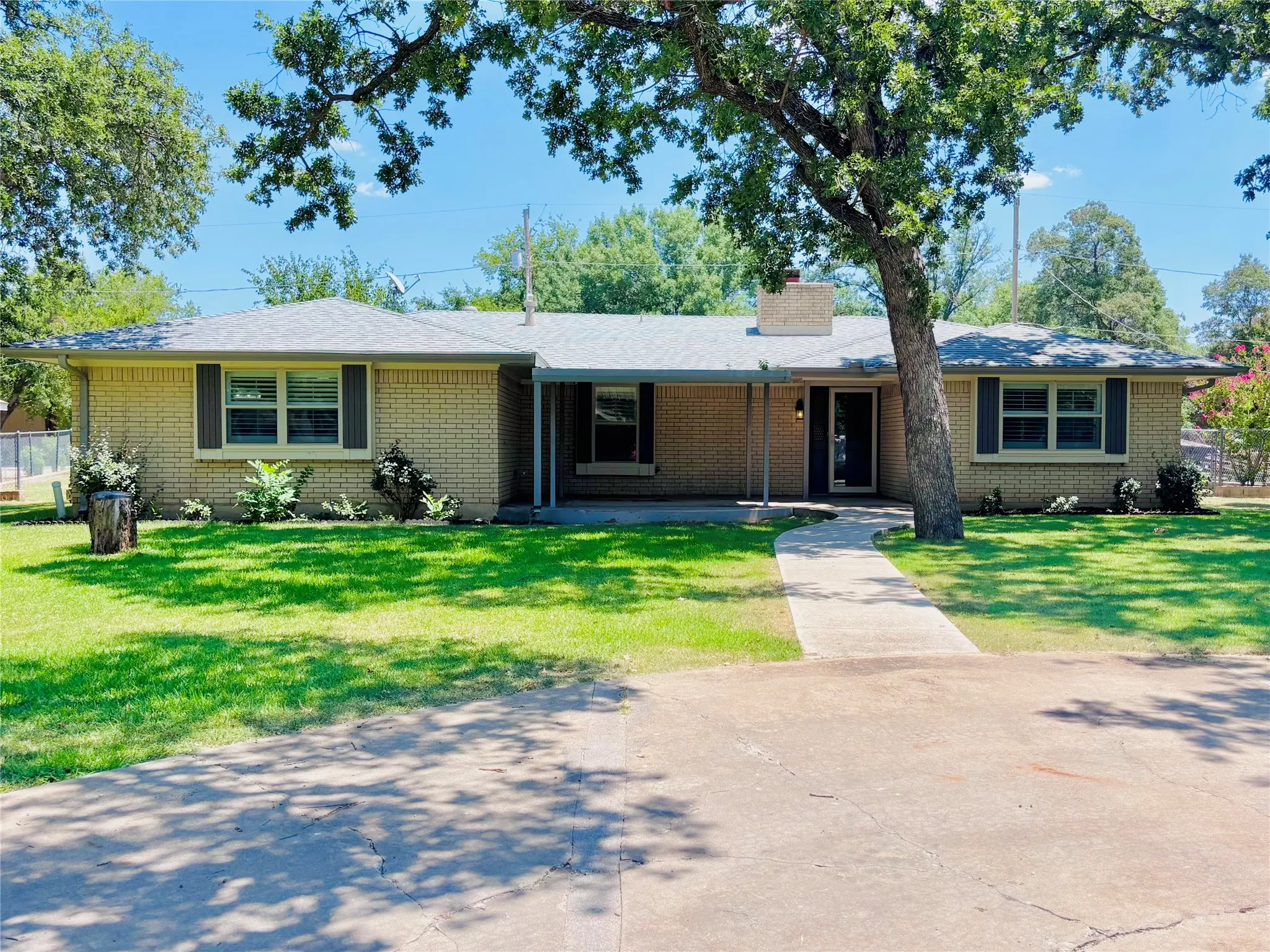 Single Family Residence For Sale in Eastland County , 506 Oakwood Drive, Eastland, Texas 76448, 3 Bedroom, 2 Bathroom, 2 Garage spaces, 2,125 Sqft, built in 1982, mls#21280133, Real Estate Agent in Eastland, Homes For Sale in Eastland county, Homes For Sale in Eastland, Realtor in Eastland Texas, Real Estate Brokerage Independent Realty Texas, Luminita Cordes Realtor