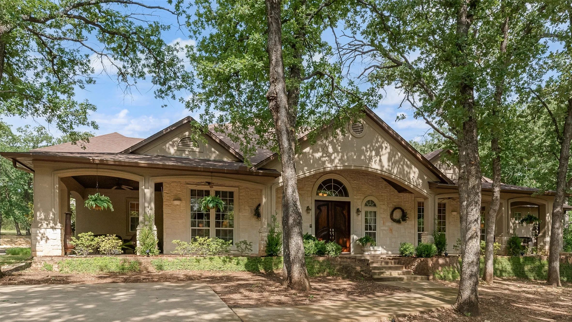 Single Family Residence For Sale in Parker County , 115 River Run Drive, Azle, Texas 76020, 6 Bedroom, 4 Bathroom, 3 Garage spaces, 4,250 Sqft, built in 1999, mls#21276014, Real Estate Agent in Azle, Homes For Sale in Parker county, Homes For Sale in Azle, Realtor in Azle Texas, Real Estate Brokerage Independent Realty Texas, Luminita Cordes Realtor