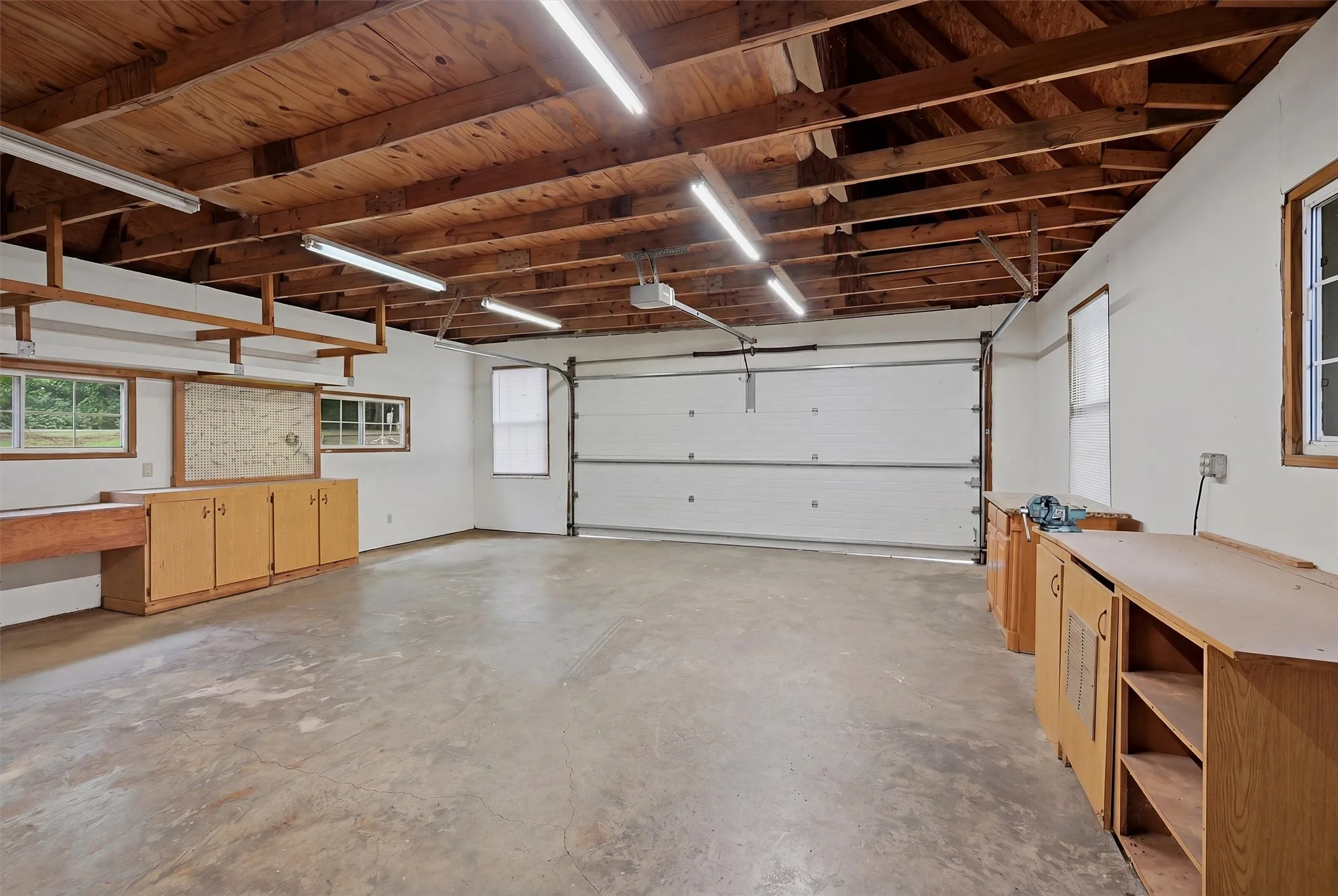 Single Family Residence For Sale in Grayson County , 570 Roy Ayres Road, Bells, Texas 75414, 4 Bedroom, 4 Bathroom, 2 Garage spaces, 3,251 Sqft, built in 1995, mls#21280112, Real Estate Agent in Bells, Homes For Sale in Grayson county, Homes For Sale in Bells, Realtor in Bells Texas, Real Estate Brokerage Independent Realty Texas, Luminita Cordes Realtor