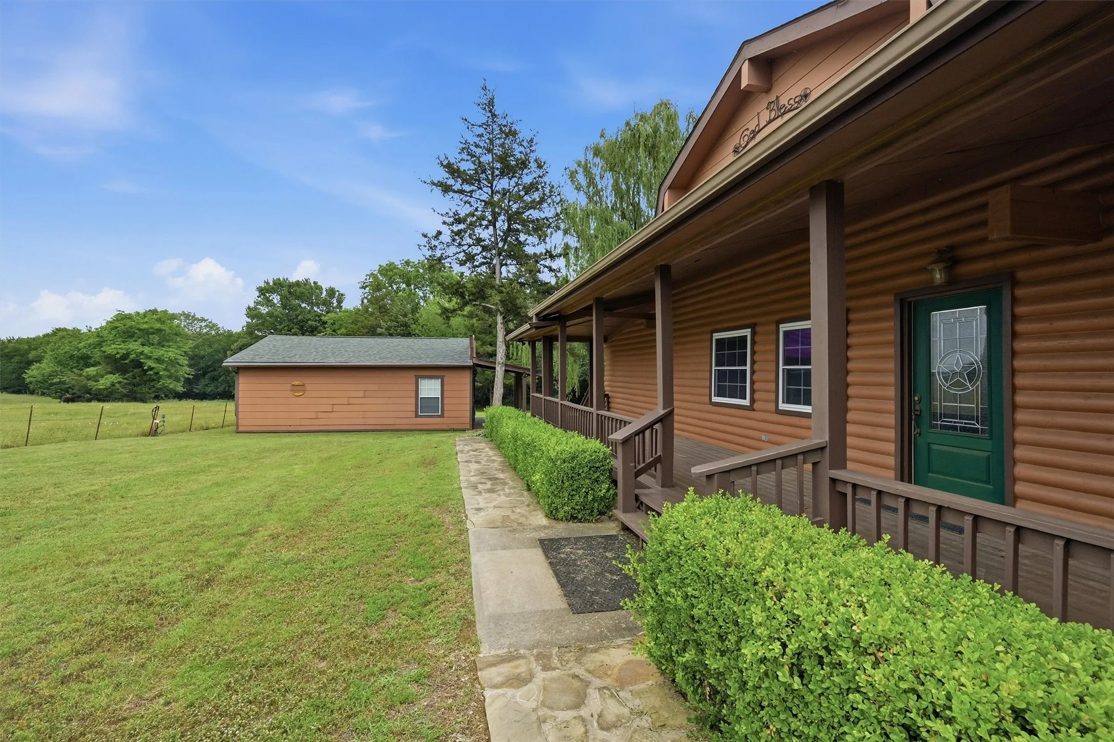 Single Family Residence For Sale in Grayson County , 570 Roy Ayres Road, Bells, Texas 75414, 4 Bedroom, 4 Bathroom, 2 Garage spaces, 3,251 Sqft, built in 1995, mls#21280112, Real Estate Agent in Bells, Homes For Sale in Grayson county, Homes For Sale in Bells, Realtor in Bells Texas, Real Estate Brokerage Independent Realty Texas, Luminita Cordes Realtor