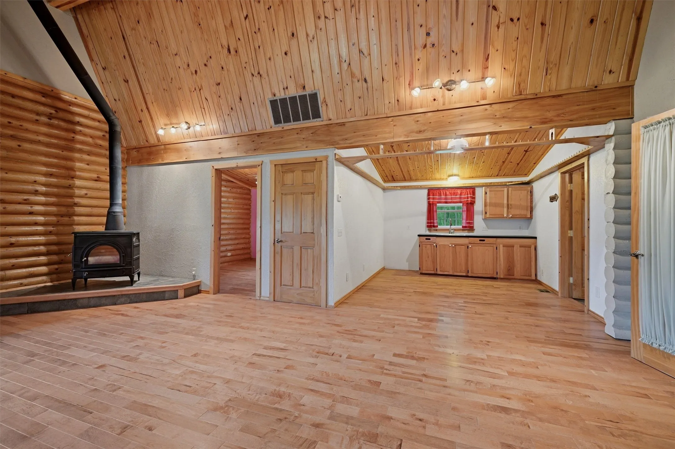Single Family Residence For Sale in Grayson County , 570 Roy Ayres Road, Bells, Texas 75414, 4 Bedroom, 4 Bathroom, 2 Garage spaces, 3,251 Sqft, built in 1995, mls#21280112, Real Estate Agent in Bells, Homes For Sale in Grayson county, Homes For Sale in Bells, Realtor in Bells Texas, Real Estate Brokerage Independent Realty Texas, Luminita Cordes Realtor