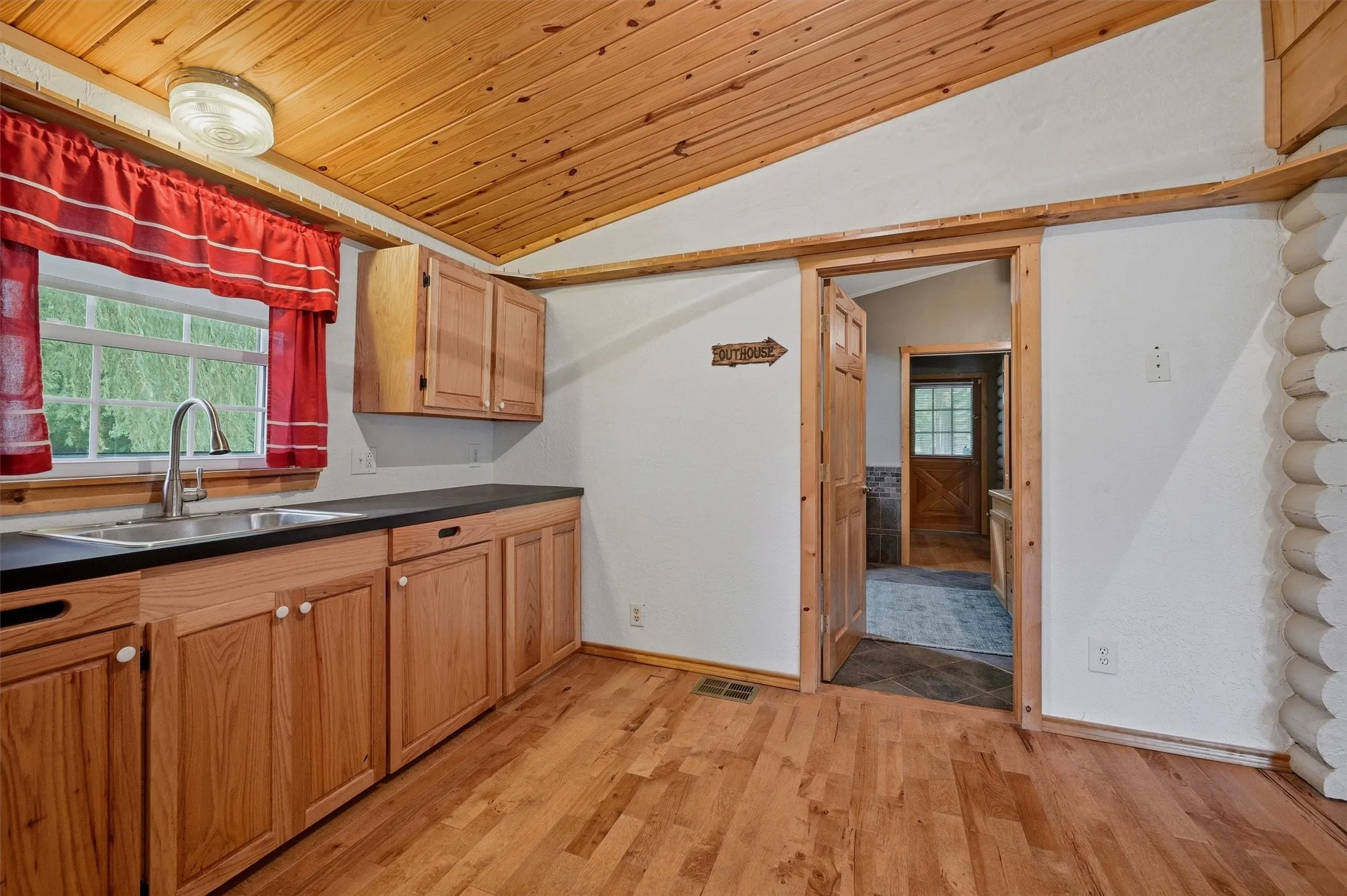 Single Family Residence For Sale in Grayson County , 570 Roy Ayres Road, Bells, Texas 75414, 4 Bedroom, 4 Bathroom, 2 Garage spaces, 3,251 Sqft, built in 1995, mls#21280112, Real Estate Agent in Bells, Homes For Sale in Grayson county, Homes For Sale in Bells, Realtor in Bells Texas, Real Estate Brokerage Independent Realty Texas, Luminita Cordes Realtor