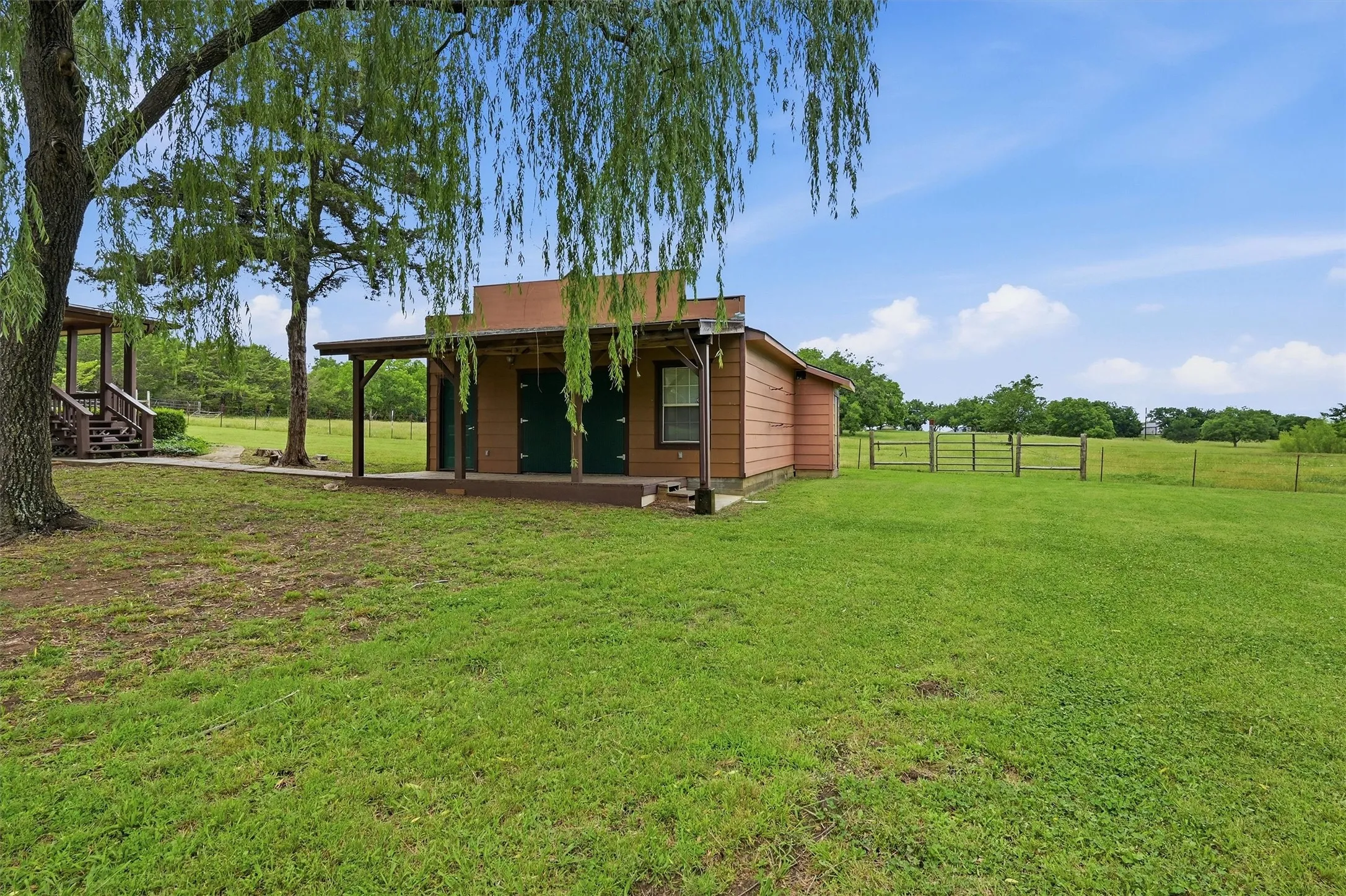 Single Family Residence For Sale in Grayson County , 570 Roy Ayres Road, Bells, Texas 75414, 4 Bedroom, 4 Bathroom, 2 Garage spaces, 3,251 Sqft, built in 1995, mls#21280112, Real Estate Agent in Bells, Homes For Sale in Grayson county, Homes For Sale in Bells, Realtor in Bells Texas, Real Estate Brokerage Independent Realty Texas, Luminita Cordes Realtor