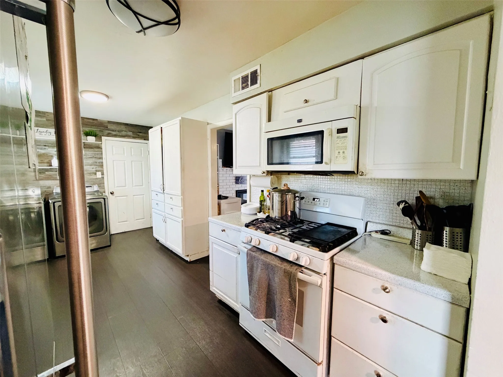 Single Family Residence For Sale in Dallas County , 610 Prescott Drive, Garland, Texas 75041, 3 Bedrooms, 2 Bathrooms, Garage spaces, 1,765 Sqft, built in 1958, Price $310,000, mls#21280155, Real Estate Agent in Garland, Homes For Sale in Dallas county, Homes For Sale in Garland, Realtor in Garland Texas, Real Estate Brokerage Independent Realty Texas, Luminita Cordes Realtor