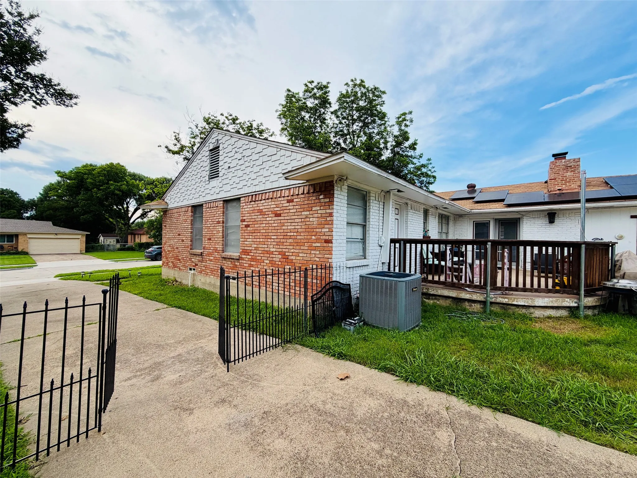 Single Family Residence For Sale in Dallas County , 610 Prescott Drive, Garland, Texas 75041, 3 Bedrooms, 2 Bathrooms, Garage spaces, 1,765 Sqft, built in 1958, Price $310,000, mls#21280155, Real Estate Agent in Garland, Homes For Sale in Dallas county, Homes For Sale in Garland, Realtor in Garland Texas, Real Estate Brokerage Independent Realty Texas, Luminita Cordes Realtor
