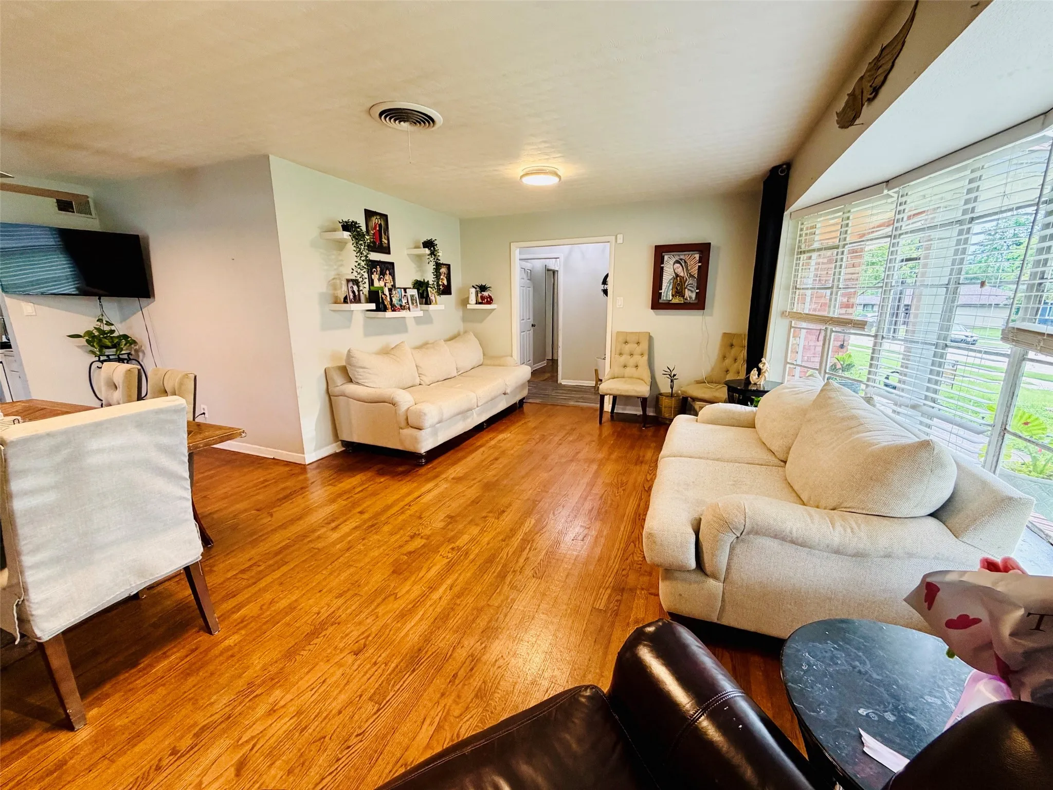 Single Family Residence For Sale in Dallas County , 610 Prescott Drive, Garland, Texas 75041, 3 Bedrooms, 2 Bathrooms, Garage spaces, 1,765 Sqft, built in 1958, Price $310,000, mls#21280155, Real Estate Agent in Garland, Homes For Sale in Dallas county, Homes For Sale in Garland, Realtor in Garland Texas, Real Estate Brokerage Independent Realty Texas, Luminita Cordes Realtor