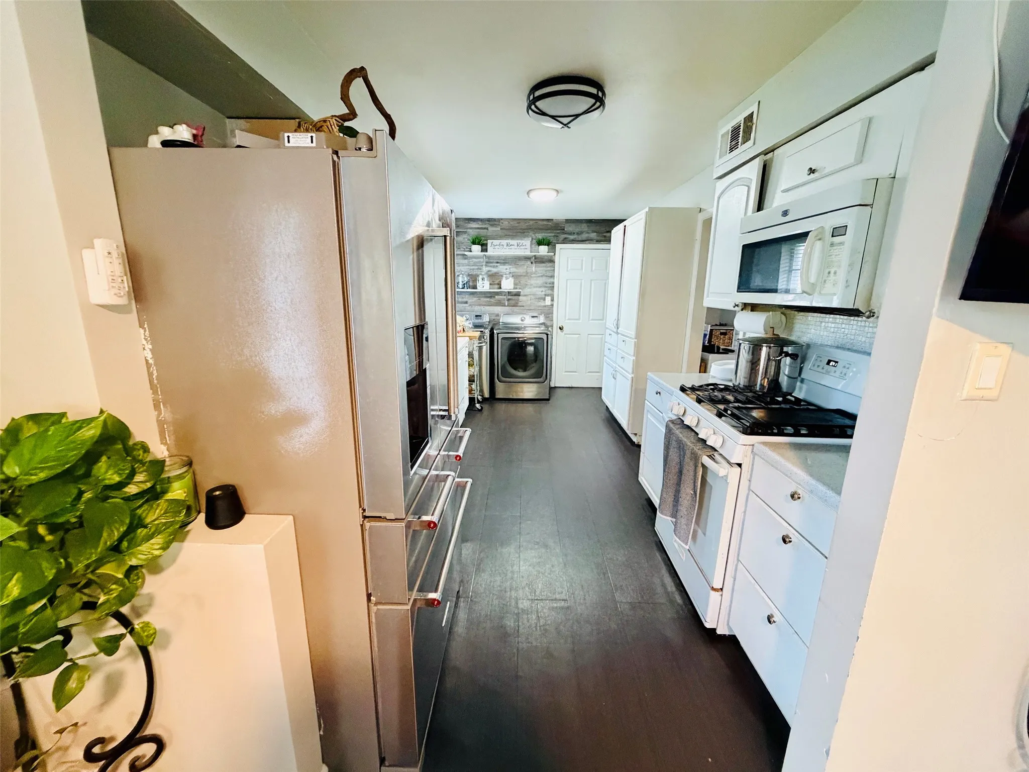 Single Family Residence For Sale in Dallas County , 610 Prescott Drive, Garland, Texas 75041, 3 Bedrooms, 2 Bathrooms, Garage spaces, 1,765 Sqft, built in 1958, Price $310,000, mls#21280155, Real Estate Agent in Garland, Homes For Sale in Dallas county, Homes For Sale in Garland, Realtor in Garland Texas, Real Estate Brokerage Independent Realty Texas, Luminita Cordes Realtor
