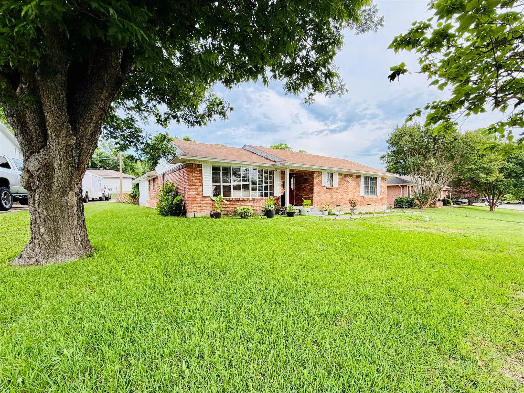 Single Family Residence For Sale in Dallas County , 610 Prescott Drive, Garland, Texas 75041, 3 Bedrooms, 2 Bathrooms, Garage spaces, 1,765 Sqft, built in 1958, Price $310,000, mls#21280155, Real Estate Agent in Garland, Homes For Sale in Dallas county, Homes For Sale in Garland, Realtor in Garland Texas, Real Estate Brokerage Independent Realty Texas, Luminita Cordes Realtor