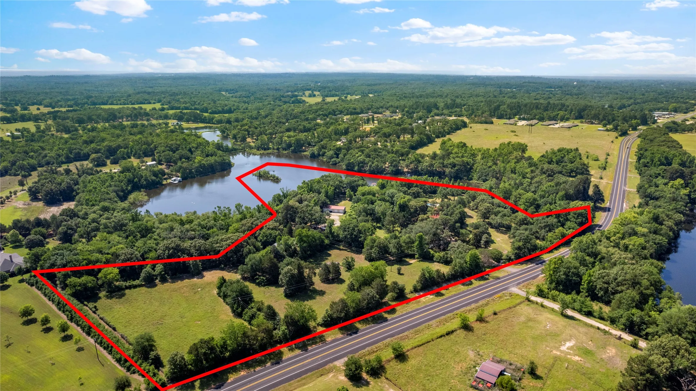 Single Family Residence For Sale in Wood County , 4735 Highway 37 S, Mineola, Texas 75773, 5 Bedroom, 6 Bathroom, 3 Garage spaces, 4,409 Sqft, built in 1941, mls#21280174, Real Estate Agent in Mineola, Homes For Sale in Wood county, Homes For Sale in Mineola, Realtor in Mineola Texas, Real Estate Brokerage Independent Realty Texas, Luminita Cordes Realtor