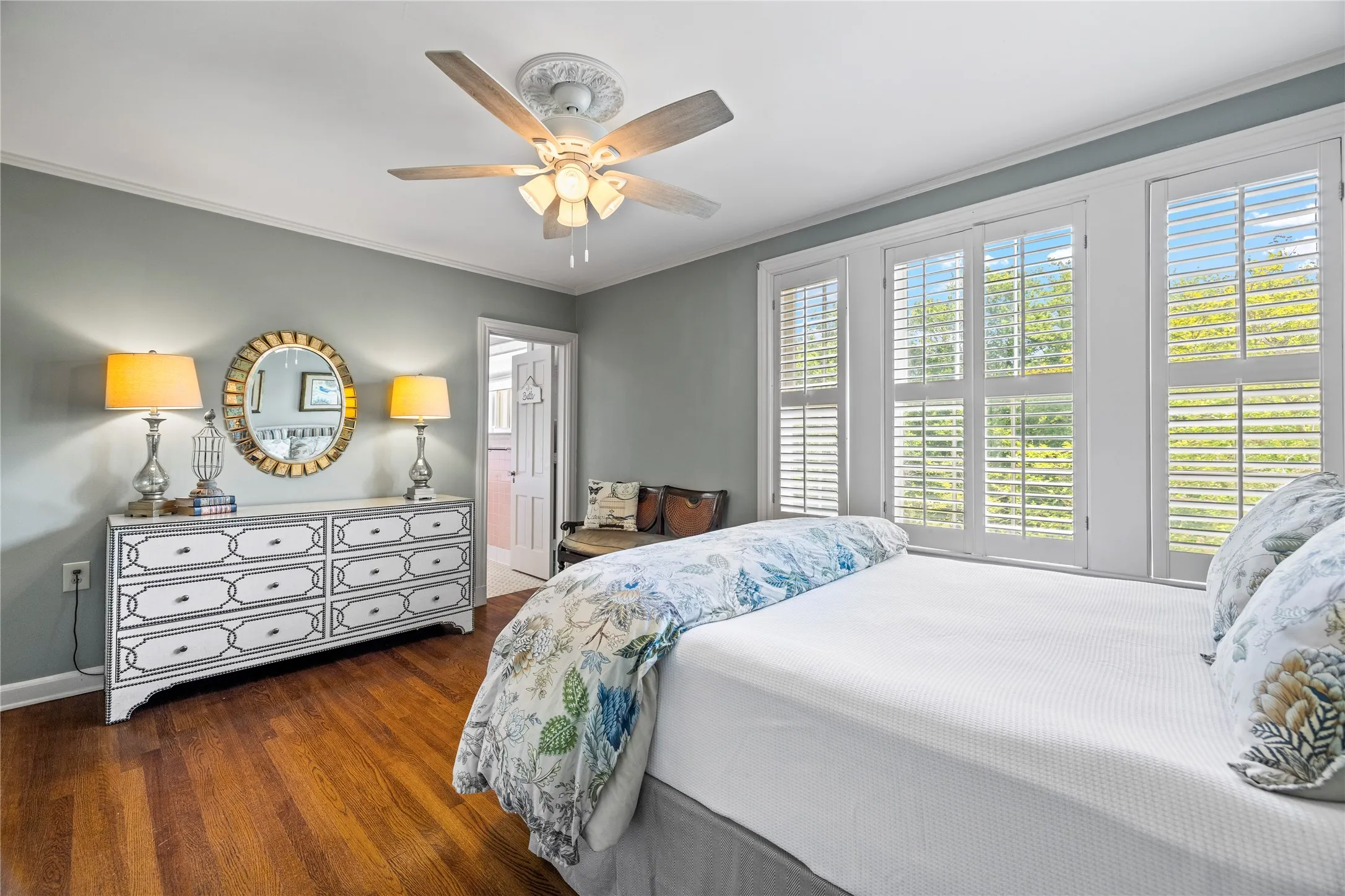 Single Family Residence For Sale in Wood County , 4735 Highway 37 S, Mineola, Texas 75773, 5 Bedroom, 6 Bathroom, 3 Garage spaces, 4,409 Sqft, built in 1941, mls#21280174, Real Estate Agent in Mineola, Homes For Sale in Wood county, Homes For Sale in Mineola, Realtor in Mineola Texas, Real Estate Brokerage Independent Realty Texas, Luminita Cordes Realtor