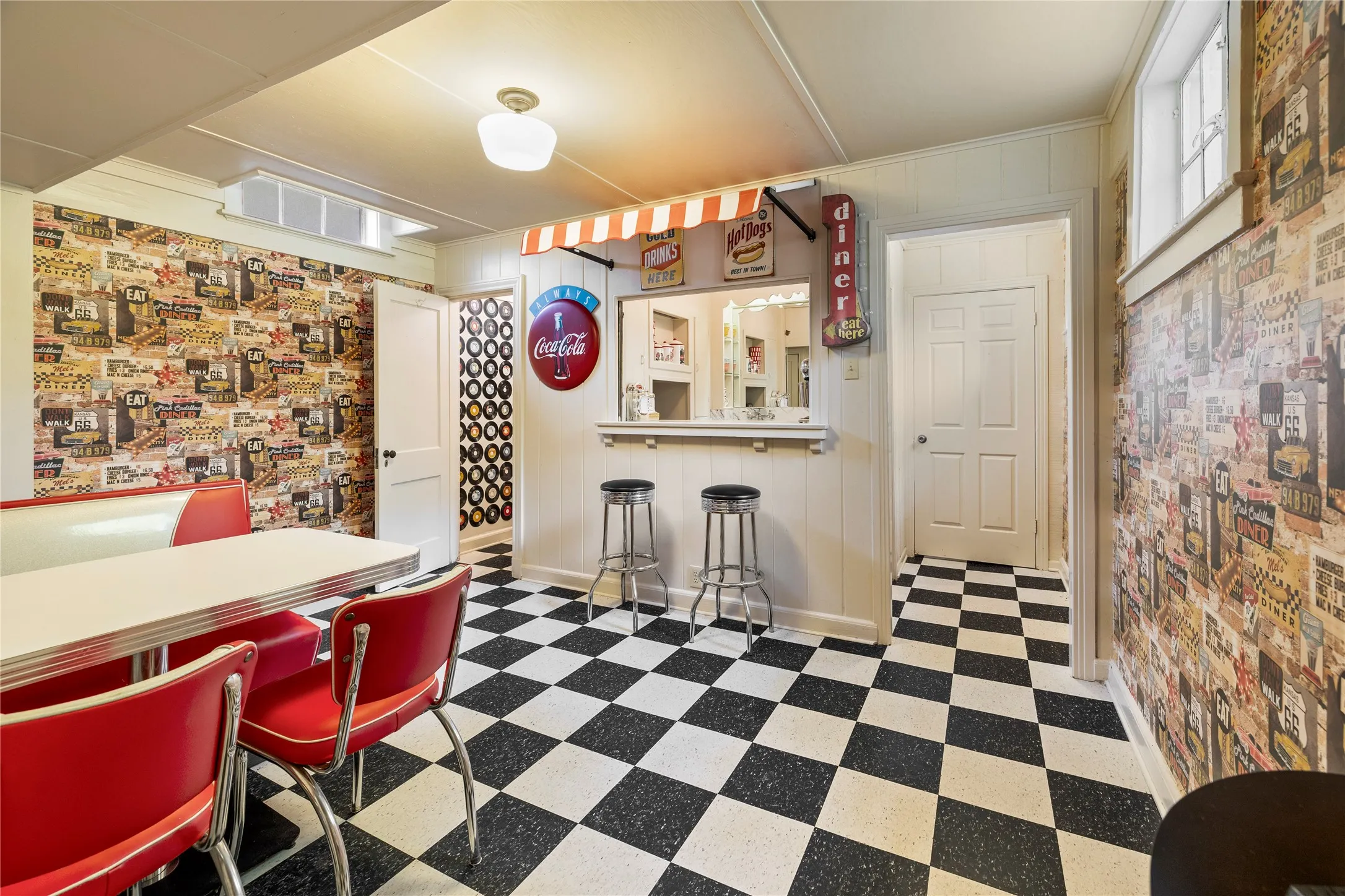 Single Family Residence For Sale in Wood County , 4735 Highway 37 S, Mineola, Texas 75773, 5 Bedroom, 6 Bathroom, 3 Garage spaces, 4,409 Sqft, built in 1941, mls#21280174, Real Estate Agent in Mineola, Homes For Sale in Wood county, Homes For Sale in Mineola, Realtor in Mineola Texas, Real Estate Brokerage Independent Realty Texas, Luminita Cordes Realtor