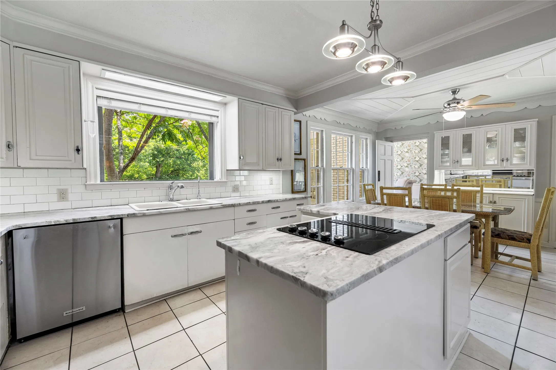 Single Family Residence For Sale in Wood County , 4735 Highway 37 S, Mineola, Texas 75773, 5 Bedroom, 6 Bathroom, 3 Garage spaces, 4,409 Sqft, built in 1941, mls#21280174, Real Estate Agent in Mineola, Homes For Sale in Wood county, Homes For Sale in Mineola, Realtor in Mineola Texas, Real Estate Brokerage Independent Realty Texas, Luminita Cordes Realtor