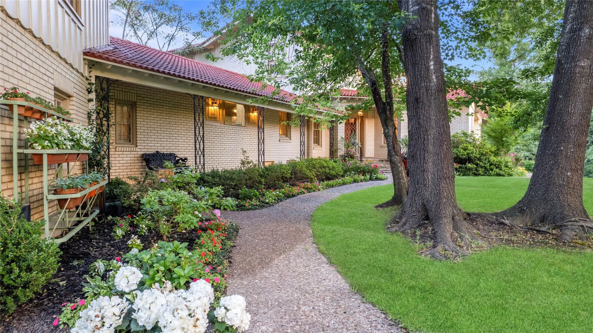 Single Family Residence For Sale in Wood County , 4735 Highway 37 S, Mineola, Texas 75773, 5 Bedroom, 6 Bathroom, 3 Garage spaces, 4,409 Sqft, built in 1941, mls#21280174, Real Estate Agent in Mineola, Homes For Sale in Wood county, Homes For Sale in Mineola, Realtor in Mineola Texas, Real Estate Brokerage Independent Realty Texas, Luminita Cordes Realtor