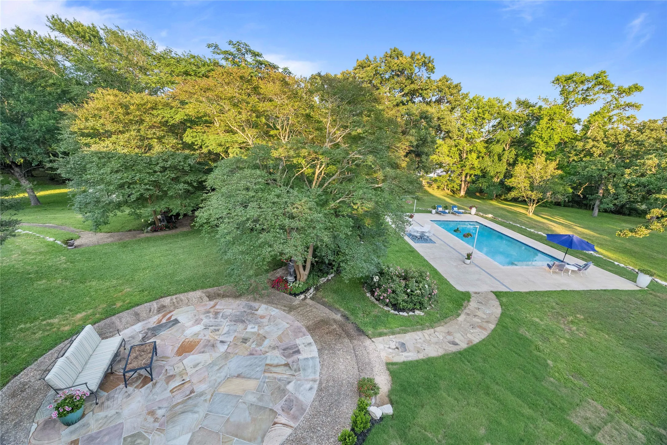 Single Family Residence For Sale in Wood County , 4735 Highway 37 S, Mineola, Texas 75773, 5 Bedroom, 6 Bathroom, 3 Garage spaces, 4,409 Sqft, built in 1941, mls#21280174, Real Estate Agent in Mineola, Homes For Sale in Wood county, Homes For Sale in Mineola, Realtor in Mineola Texas, Real Estate Brokerage Independent Realty Texas, Luminita Cordes Realtor