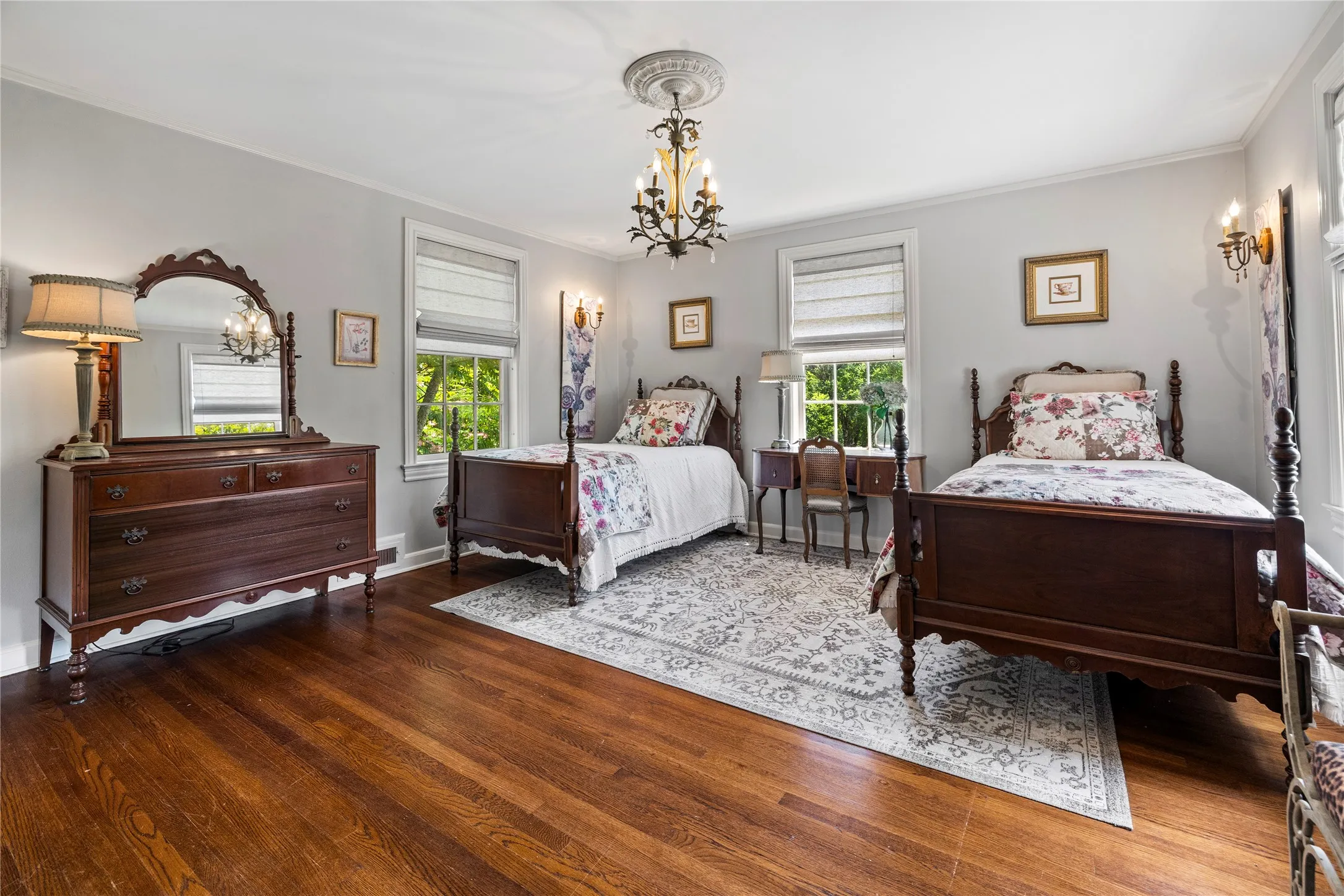 Single Family Residence For Sale in Wood County , 4735 Highway 37 S, Mineola, Texas 75773, 5 Bedroom, 6 Bathroom, 3 Garage spaces, 4,409 Sqft, built in 1941, mls#21280174, Real Estate Agent in Mineola, Homes For Sale in Wood county, Homes For Sale in Mineola, Realtor in Mineola Texas, Real Estate Brokerage Independent Realty Texas, Luminita Cordes Realtor