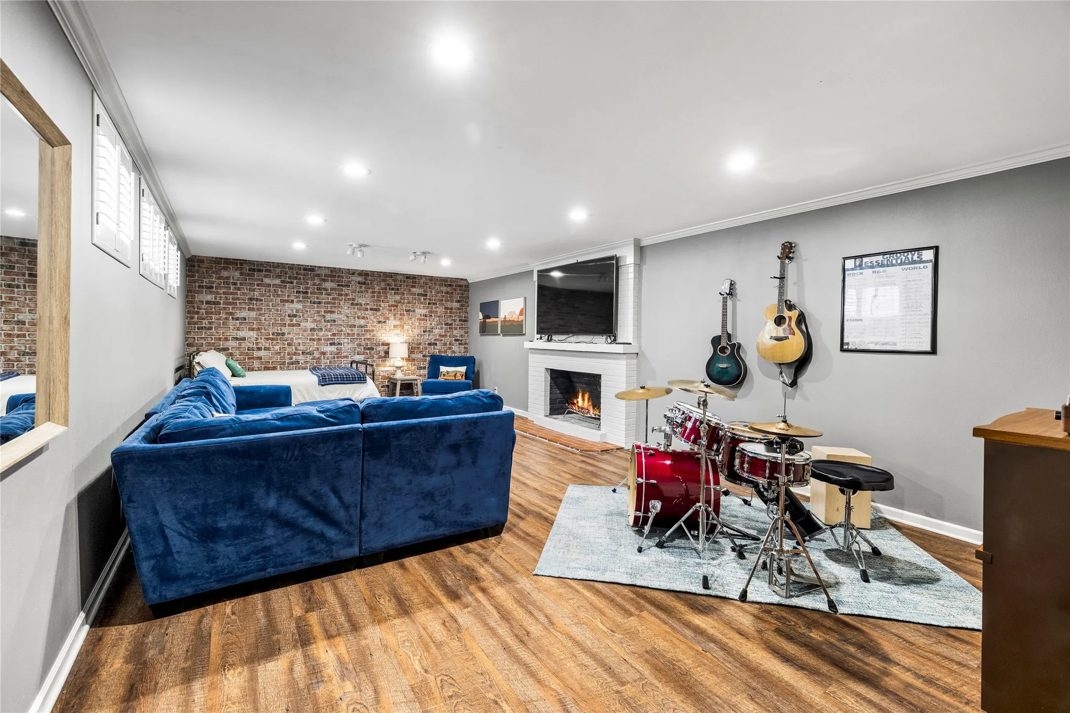 Single Family Residence For Sale in Wood County , 4735 Highway 37 S, Mineola, Texas 75773, 5 Bedroom, 6 Bathroom, 3 Garage spaces, 4,409 Sqft, built in 1941, mls#21280174, Real Estate Agent in Mineola, Homes For Sale in Wood county, Homes For Sale in Mineola, Realtor in Mineola Texas, Real Estate Brokerage Independent Realty Texas, Luminita Cordes Realtor