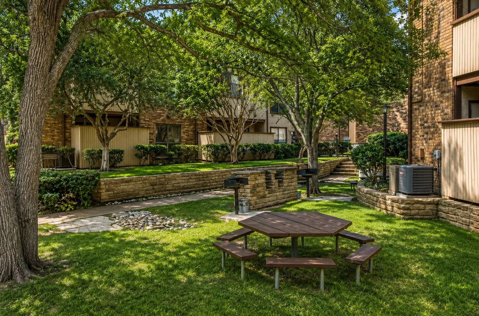 Condominium For Sale in Tarrant County , 1900 Cloisters Drive 322, Arlington, Texas 76011, 2 Bedroom, 1 Bathroom, Garage spaces, 963 Sqft, built in 1981, mls#21280210, Real Estate Agent in Arlington, Homes For Sale in Tarrant county, Homes For Sale in Arlington, Realtor in Arlington Texas, Real Estate Brokerage Independent Realty Texas, Luminita Cordes Realtor
