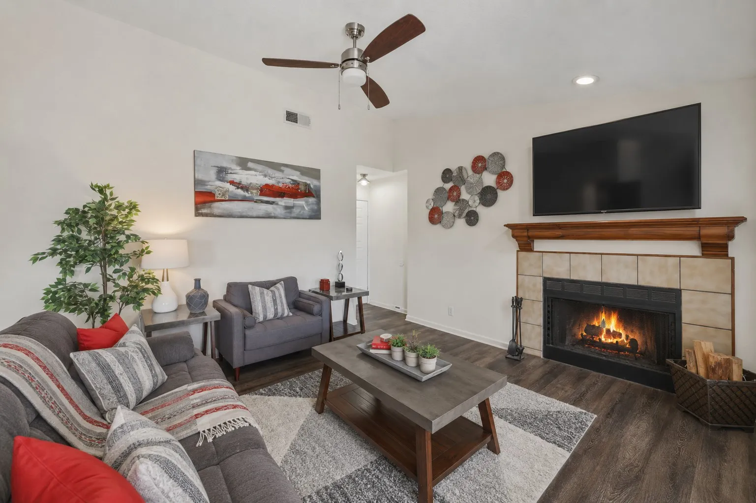 Condominium For Sale in Tarrant County , 1900 Cloisters Drive 322, Arlington, Texas 76011, 2 Bedroom, 1 Bathroom, Garage spaces, 963 Sqft, built in 1981, mls#21280210, Real Estate Agent in Arlington, Homes For Sale in Tarrant county, Homes For Sale in Arlington, Realtor in Arlington Texas, Real Estate Brokerage Independent Realty Texas, Luminita Cordes Realtor