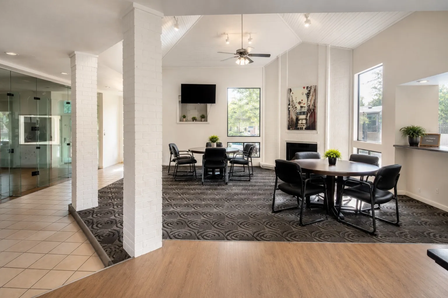 Condominium For Sale in Tarrant County , 1900 Cloisters Drive 322, Arlington, Texas 76011, 2 Bedroom, 1 Bathroom, Garage spaces, 963 Sqft, built in 1981, mls#21280210, Real Estate Agent in Arlington, Homes For Sale in Tarrant county, Homes For Sale in Arlington, Realtor in Arlington Texas, Real Estate Brokerage Independent Realty Texas, Luminita Cordes Realtor