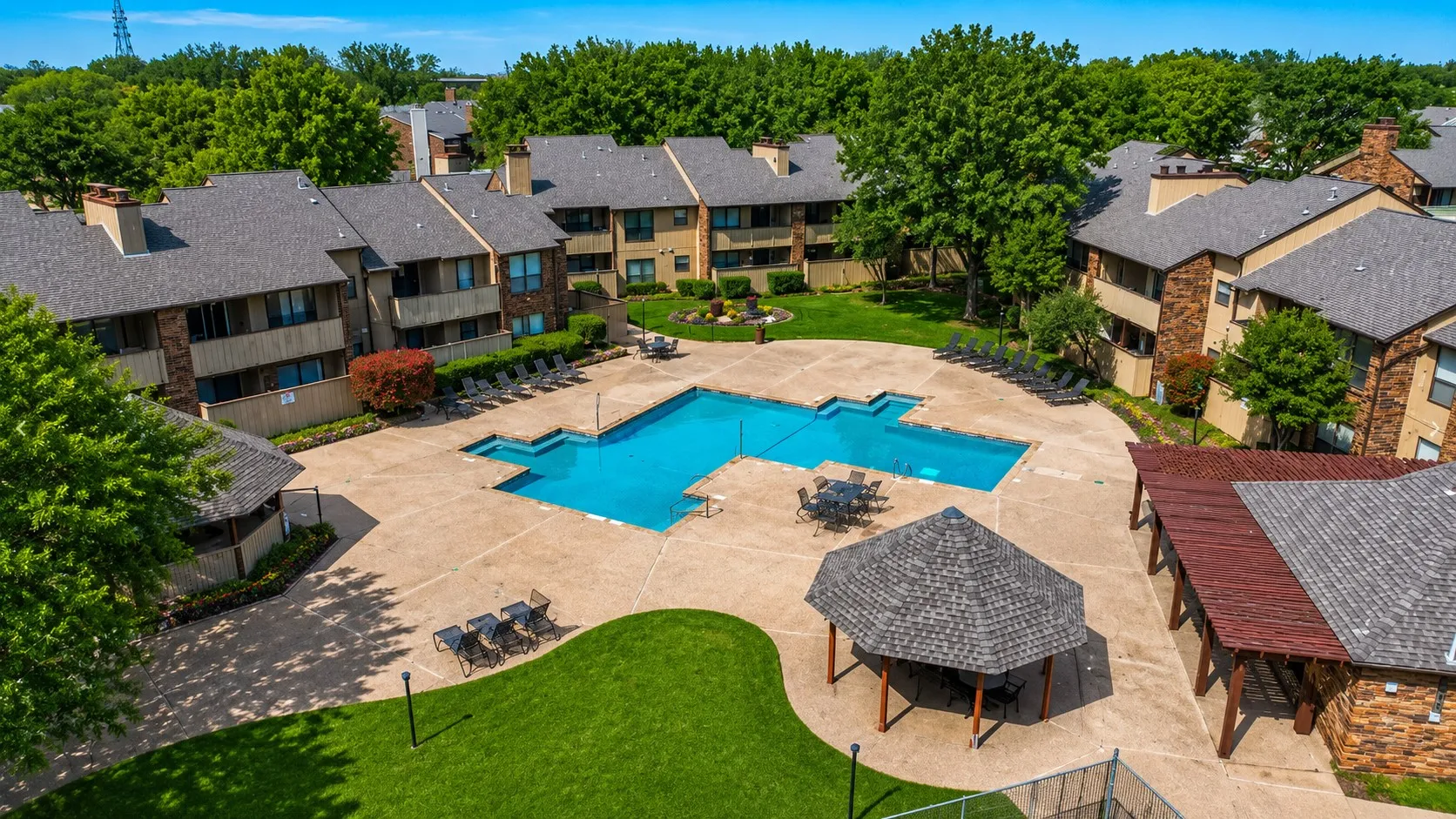 Condominium For Sale in Tarrant County , 1900 Cloisters Drive 322, Arlington, Texas 76011, 2 Bedroom, 1 Bathroom, Garage spaces, 963 Sqft, built in 1981, mls#21280210, Real Estate Agent in Arlington, Homes For Sale in Tarrant county, Homes For Sale in Arlington, Realtor in Arlington Texas, Real Estate Brokerage Independent Realty Texas, Luminita Cordes Realtor