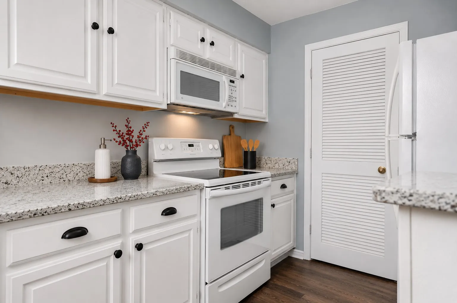 Condominium For Sale in Tarrant County , 1900 Cloisters Drive 322, Arlington, Texas 76011, 2 Bedroom, 1 Bathroom, Garage spaces, 963 Sqft, built in 1981, mls#21280210, Real Estate Agent in Arlington, Homes For Sale in Tarrant county, Homes For Sale in Arlington, Realtor in Arlington Texas, Real Estate Brokerage Independent Realty Texas, Luminita Cordes Realtor