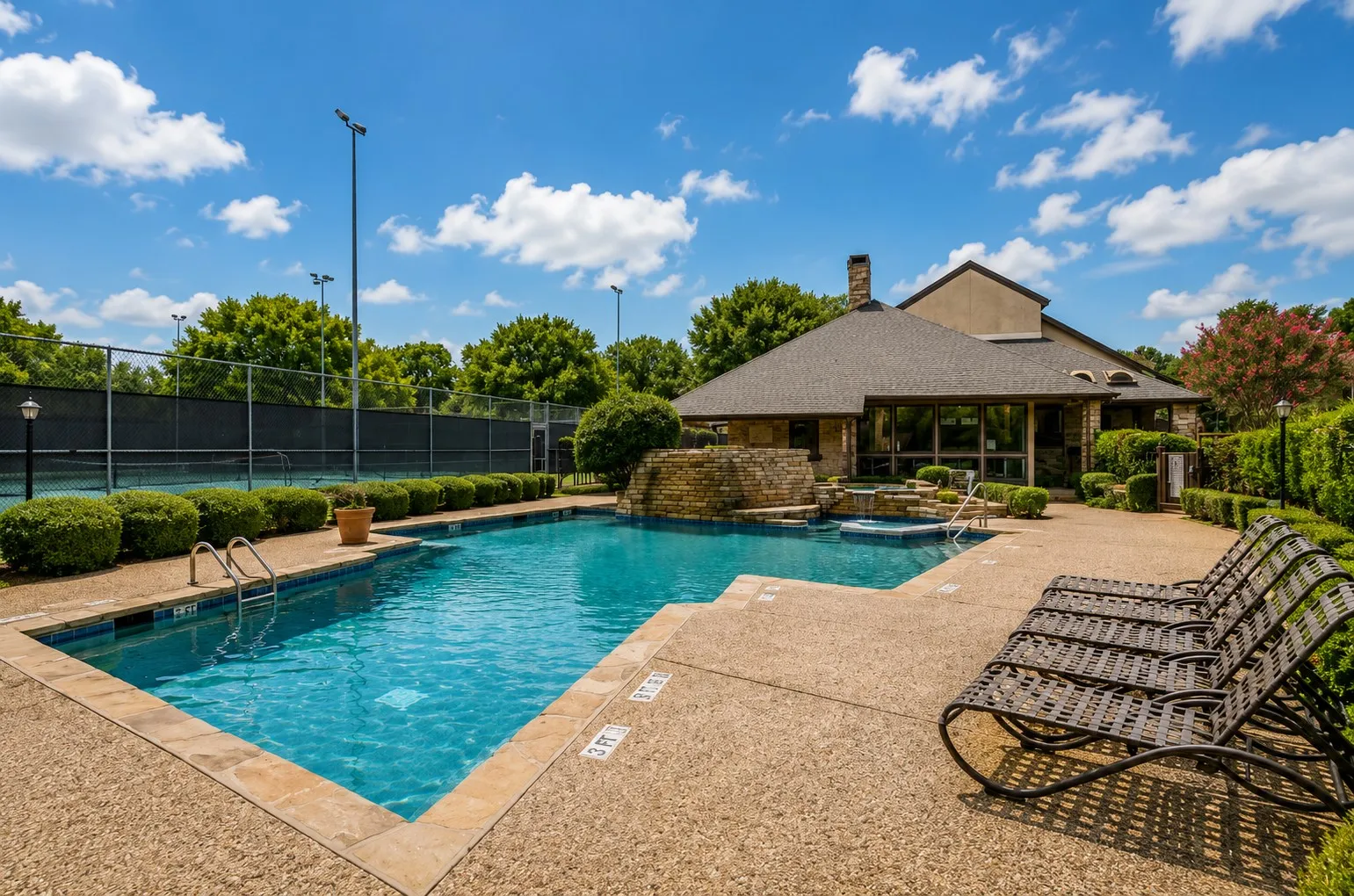Condominium For Sale in Tarrant County , 1900 Cloisters Drive 322, Arlington, Texas 76011, 2 Bedroom, 1 Bathroom, Garage spaces, 963 Sqft, built in 1981, mls#21280210, Real Estate Agent in Arlington, Homes For Sale in Tarrant county, Homes For Sale in Arlington, Realtor in Arlington Texas, Real Estate Brokerage Independent Realty Texas, Luminita Cordes Realtor