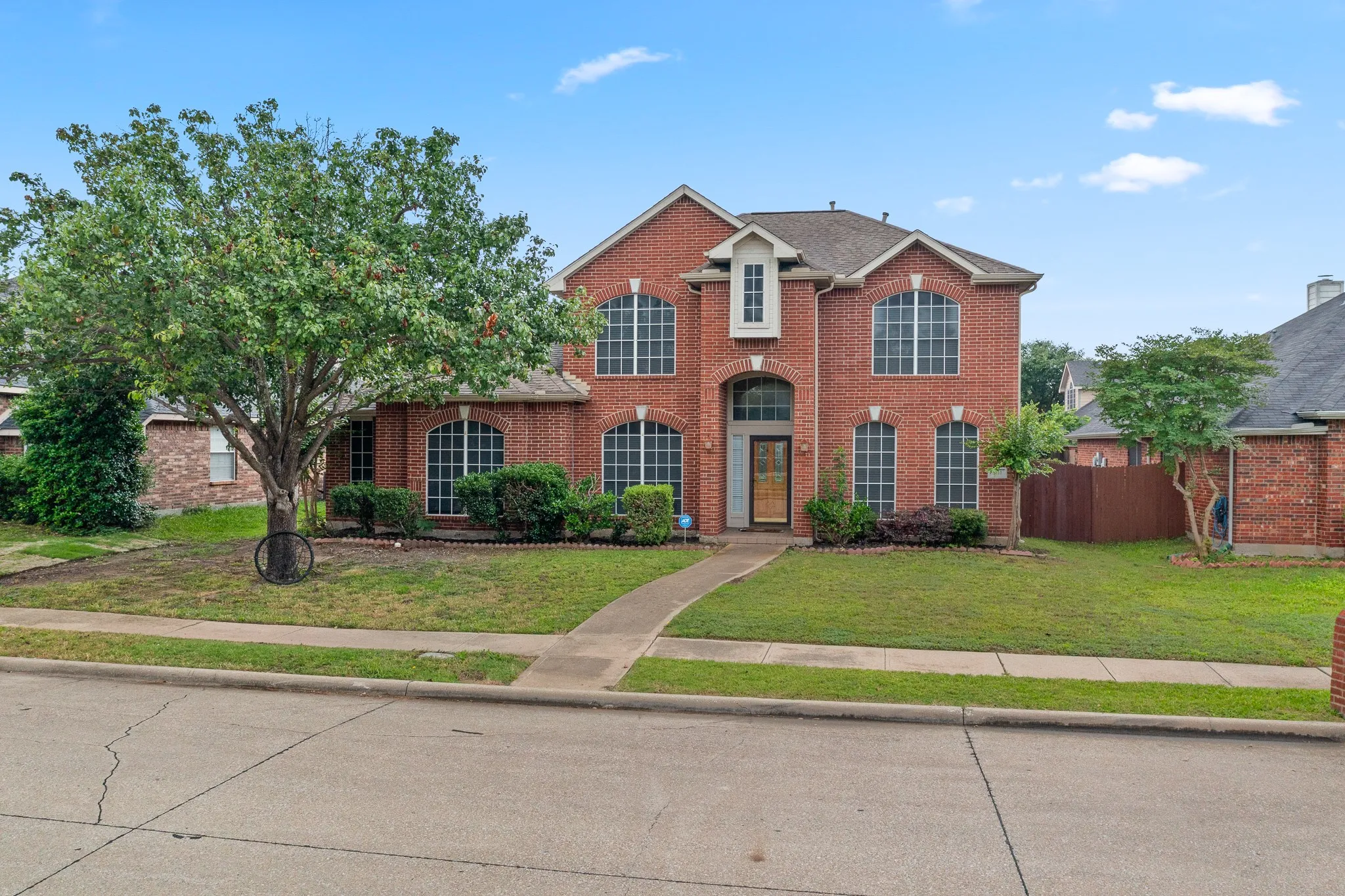 Single Family Residence For Sale in Dallas County , 8114 Salzburg Drive, Rowlett, Texas 75089, 4 Bedroom, 3 Bathroom, 2 Garage spaces, 2,992 Sqft, built in 2000, mls#21280082, Real Estate Agent in Rowlett, Homes For Sale in Dallas county, Homes For Sale in Rowlett, Realtor in Rowlett Texas, Real Estate Brokerage Independent Realty Texas, Luminita Cordes Realtor