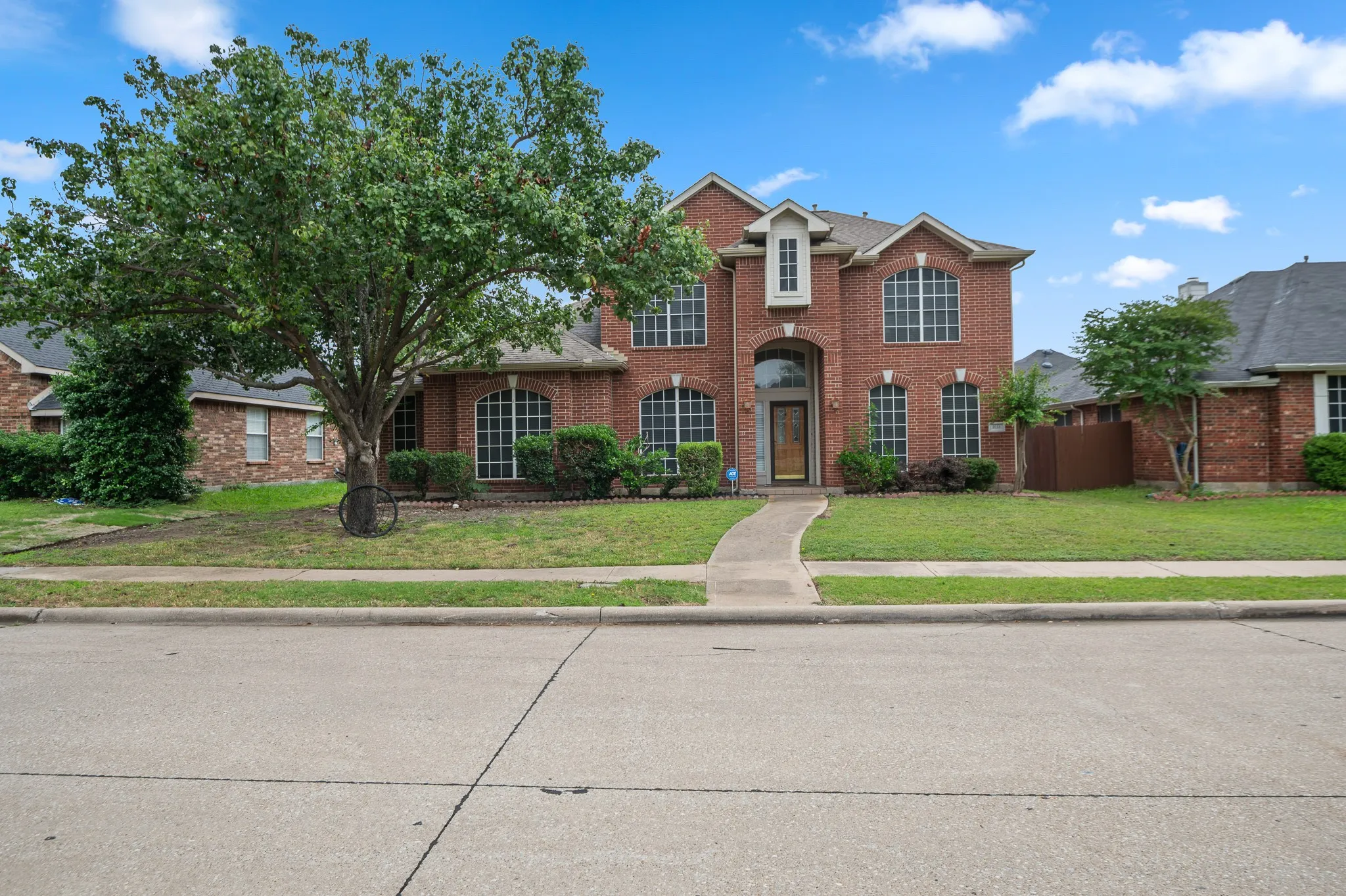 Single Family Residence For Sale in Dallas County , 8114 Salzburg Drive, Rowlett, Texas 75089, 4 Bedroom, 3 Bathroom, 2 Garage spaces, 2,992 Sqft, built in 2000, mls#21280082, Real Estate Agent in Rowlett, Homes For Sale in Dallas county, Homes For Sale in Rowlett, Realtor in Rowlett Texas, Real Estate Brokerage Independent Realty Texas, Luminita Cordes Realtor
