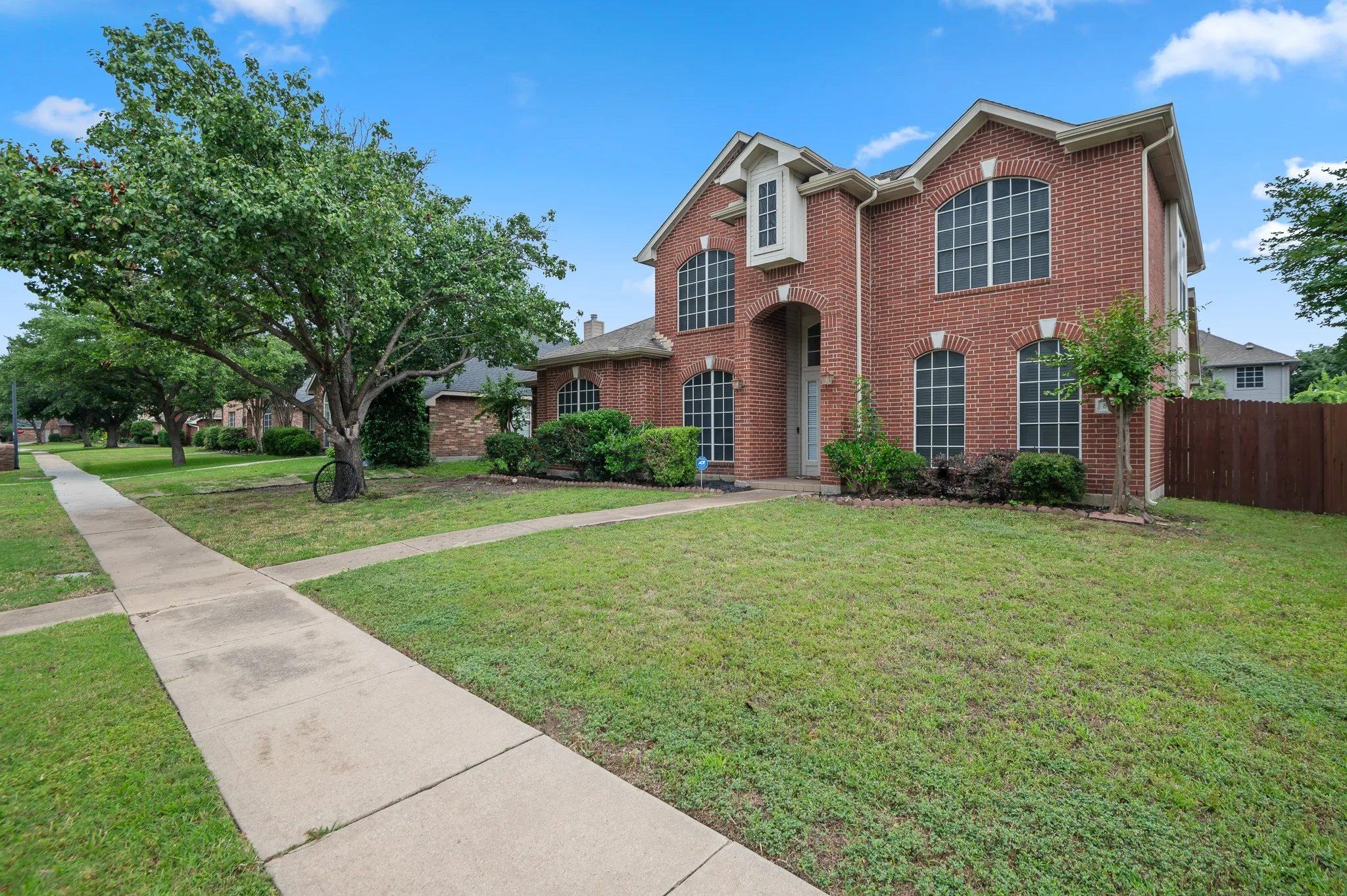 Single Family Residence For Sale in Dallas County , 8114 Salzburg Drive, Rowlett, Texas 75089, 4 Bedroom, 3 Bathroom, 2 Garage spaces, 2,992 Sqft, built in 2000, mls#21280082, Real Estate Agent in Rowlett, Homes For Sale in Dallas county, Homes For Sale in Rowlett, Realtor in Rowlett Texas, Real Estate Brokerage Independent Realty Texas, Luminita Cordes Realtor
