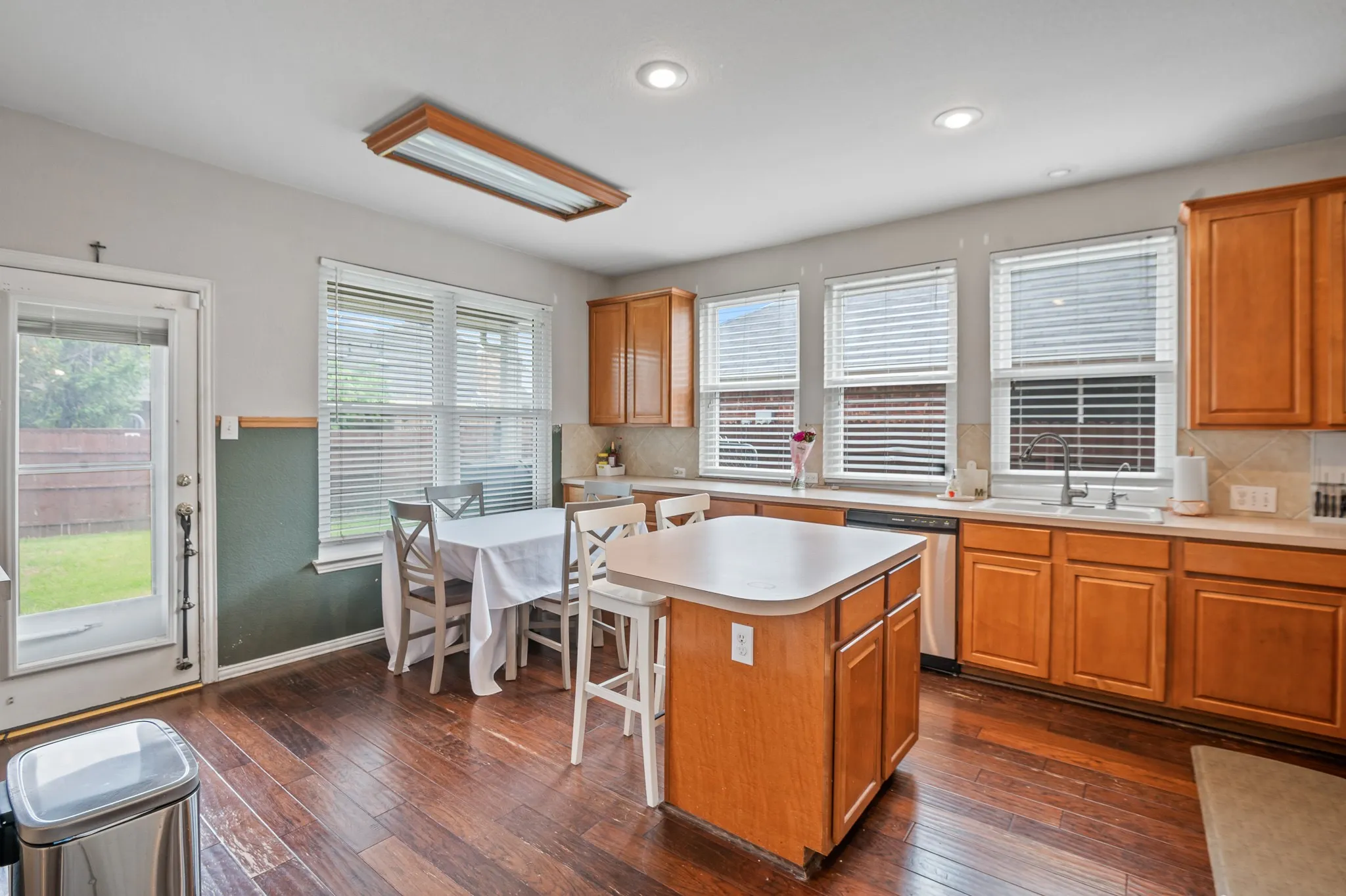 Single Family Residence For Sale in Dallas County , 8114 Salzburg Drive, Rowlett, Texas 75089, 4 Bedroom, 3 Bathroom, 2 Garage spaces, 2,992 Sqft, built in 2000, mls#21280082, Real Estate Agent in Rowlett, Homes For Sale in Dallas county, Homes For Sale in Rowlett, Realtor in Rowlett Texas, Real Estate Brokerage Independent Realty Texas, Luminita Cordes Realtor