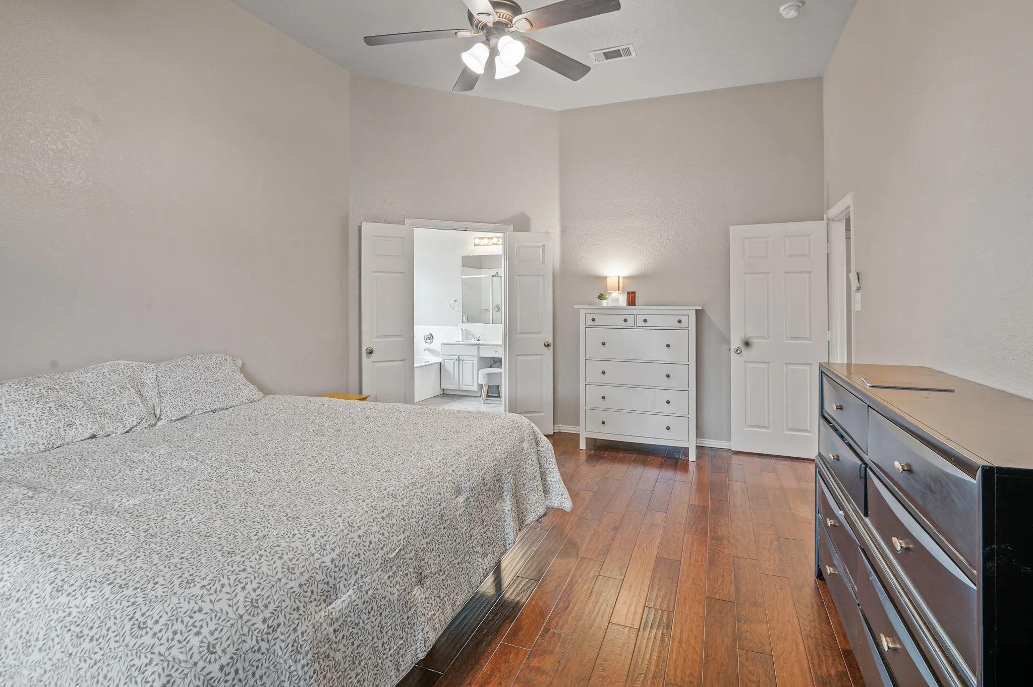 Single Family Residence For Sale in Dallas County , 8114 Salzburg Drive, Rowlett, Texas 75089, 4 Bedroom, 3 Bathroom, 2 Garage spaces, 2,992 Sqft, built in 2000, mls#21280082, Real Estate Agent in Rowlett, Homes For Sale in Dallas county, Homes For Sale in Rowlett, Realtor in Rowlett Texas, Real Estate Brokerage Independent Realty Texas, Luminita Cordes Realtor