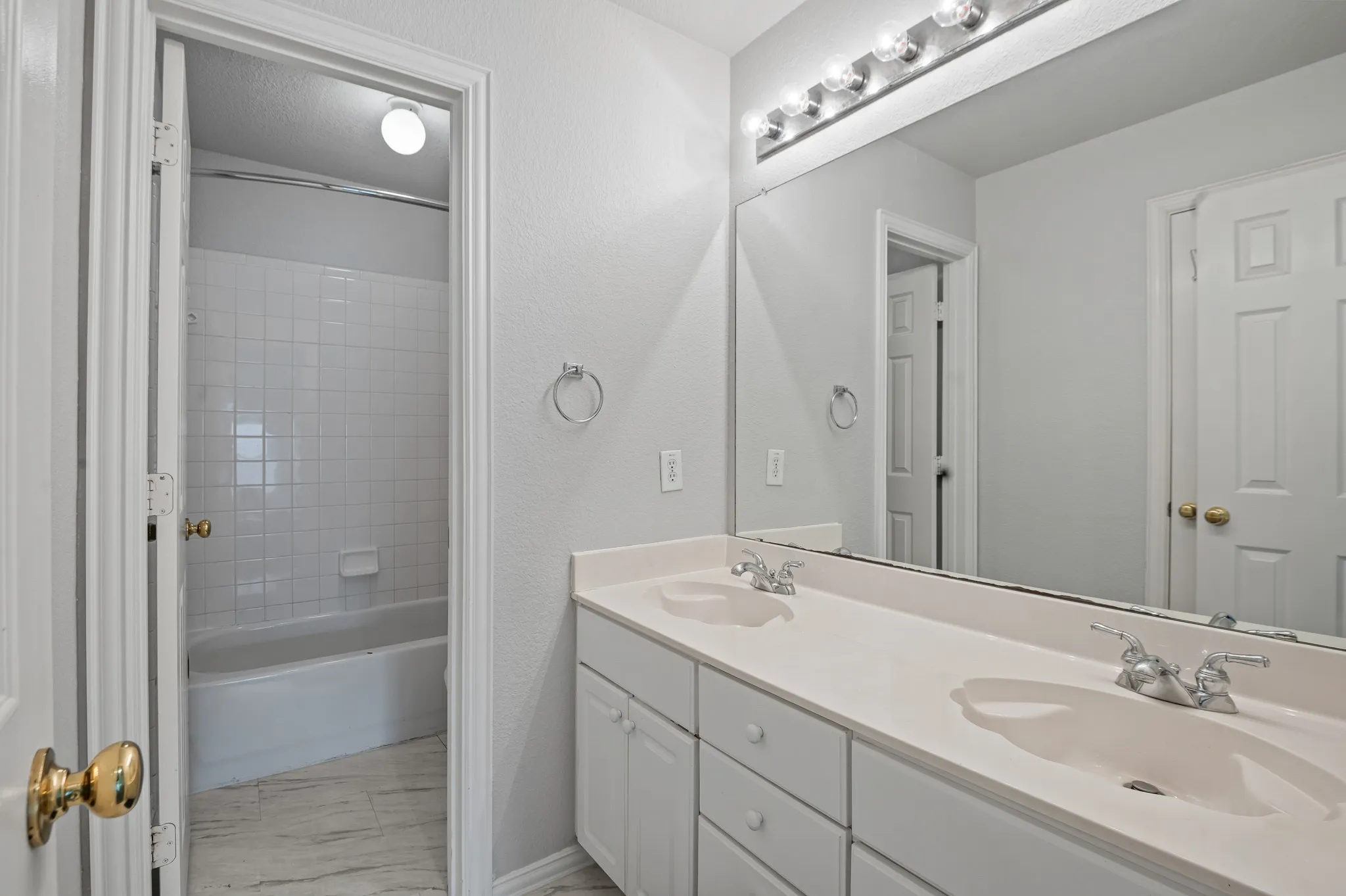 Single Family Residence For Sale in Dallas County , 8114 Salzburg Drive, Rowlett, Texas 75089, 4 Bedroom, 3 Bathroom, 2 Garage spaces, 2,992 Sqft, built in 2000, mls#21280082, Real Estate Agent in Rowlett, Homes For Sale in Dallas county, Homes For Sale in Rowlett, Realtor in Rowlett Texas, Real Estate Brokerage Independent Realty Texas, Luminita Cordes Realtor