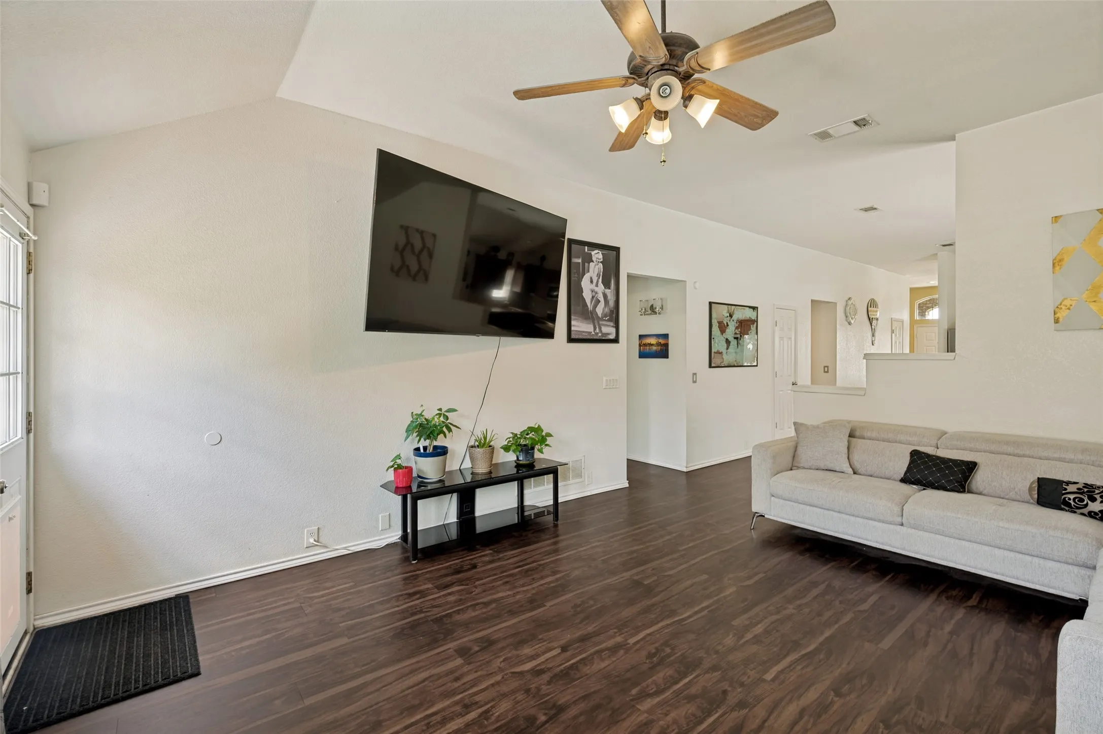 Single Family Residence For Sale in Denton County , 8616 Chisholm Trail, Cross Roads, Texas 76227, 3 Bedroom, 2 Bathroom, 2 Garage spaces, 1,896 Sqft, built in 2005, mls#21280239, Real Estate Agent in Cross Roads, Homes For Sale in Denton county, Homes For Sale in Cross Roads, Realtor in Cross Roads Texas, Real Estate Brokerage Independent Realty Texas, Luminita Cordes Realtor