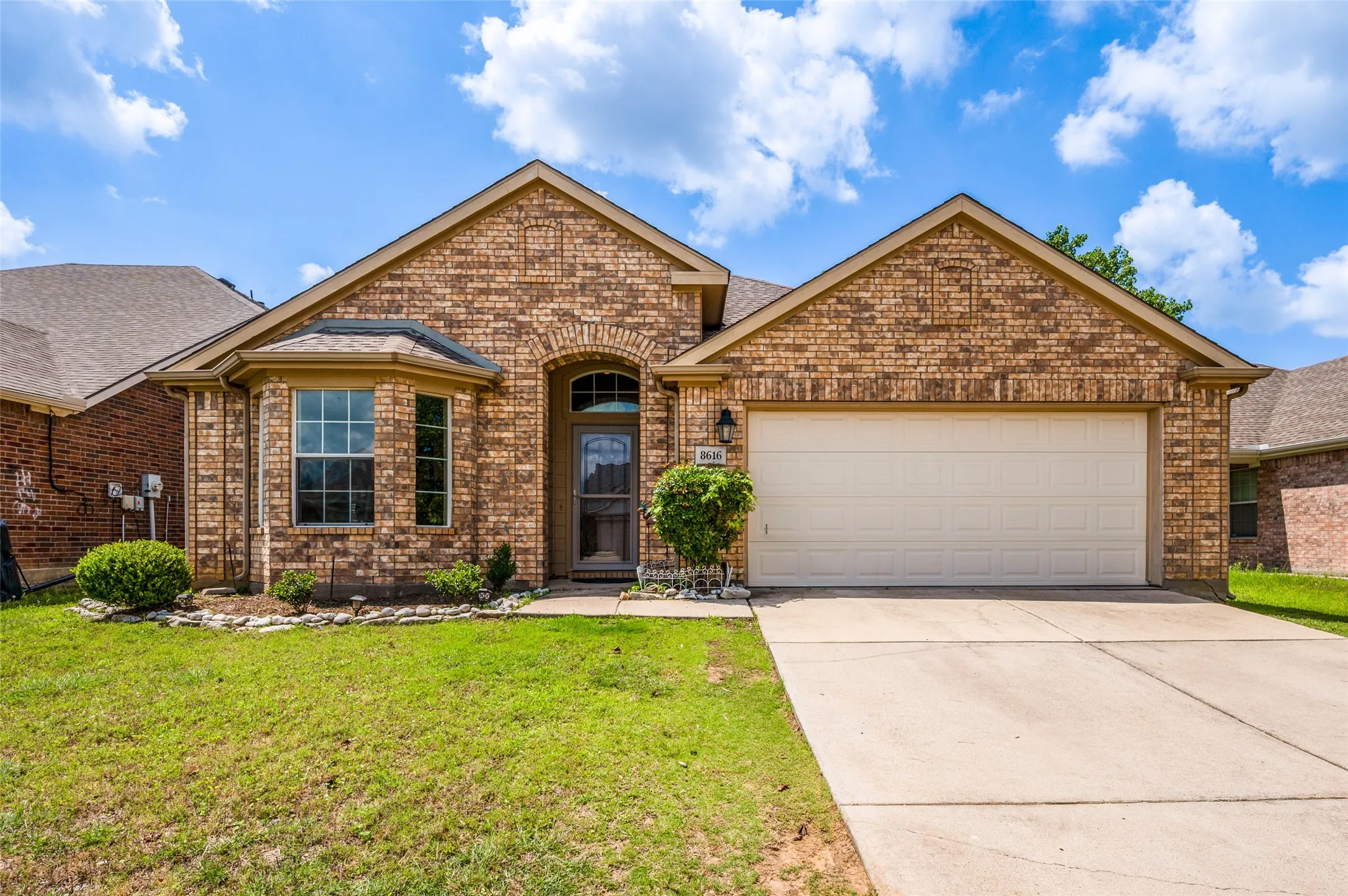Single Family Residence For Sale in Denton County , 8616 Chisholm Trail, Cross Roads, Texas 76227, 3 Bedroom, 2 Bathroom, 2 Garage spaces, 1,896 Sqft, built in 2005, mls#21280239, Real Estate Agent in Cross Roads, Homes For Sale in Denton county, Homes For Sale in Cross Roads, Realtor in Cross Roads Texas, Real Estate Brokerage Independent Realty Texas, Luminita Cordes Realtor