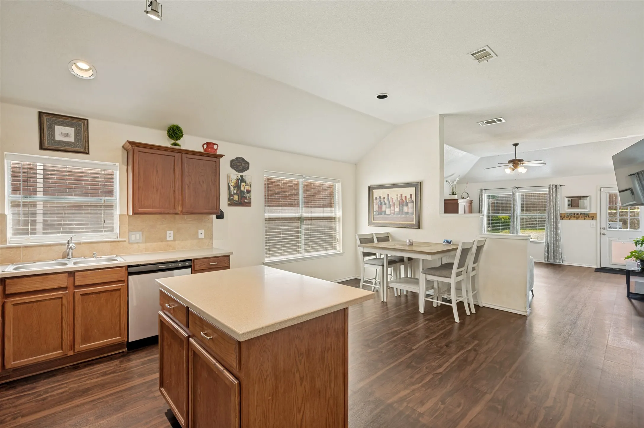 Single Family Residence For Sale in Denton County , 8616 Chisholm Trail, Cross Roads, Texas 76227, 3 Bedroom, 2 Bathroom, 2 Garage spaces, 1,896 Sqft, built in 2005, mls#21280239, Real Estate Agent in Cross Roads, Homes For Sale in Denton county, Homes For Sale in Cross Roads, Realtor in Cross Roads Texas, Real Estate Brokerage Independent Realty Texas, Luminita Cordes Realtor