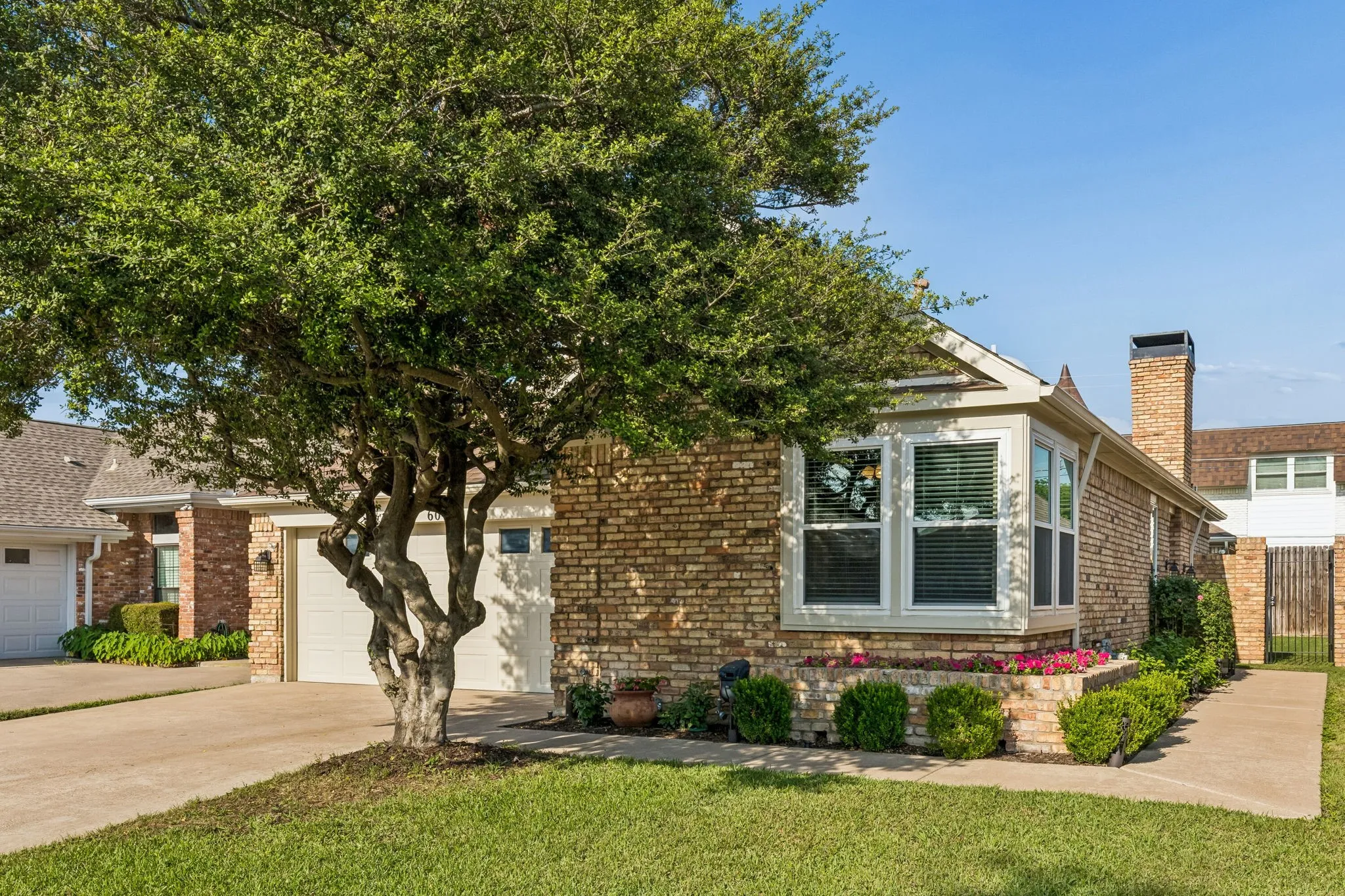 Single Family Residence For Sale in Dallas County , 604 Shalamar Place, Irving, Texas 75061, 3 Bedroom, 2 Bathroom, 2 Garage spaces, 2,173 Sqft, built in 1985, mls#21280113, Real Estate Agent in Irving, Homes For Sale in Dallas county, Homes For Sale in Irving, Realtor in Irving Texas, Real Estate Brokerage Independent Realty Texas, Luminita Cordes Realtor