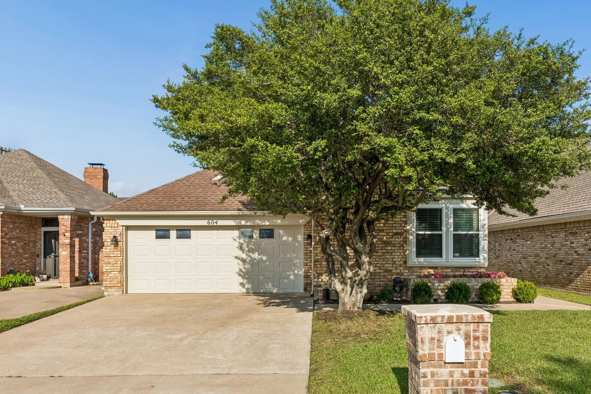 Single Family Residence For Sale in Dallas County , 604 Shalamar Place, Irving, Texas 75061, 3 Bedroom, 2 Bathroom, 2 Garage spaces, 2,173 Sqft, built in 1985, mls#21280113, Real Estate Agent in Irving, Homes For Sale in Dallas county, Homes For Sale in Irving, Realtor in Irving Texas, Real Estate Brokerage Independent Realty Texas, Luminita Cordes Realtor