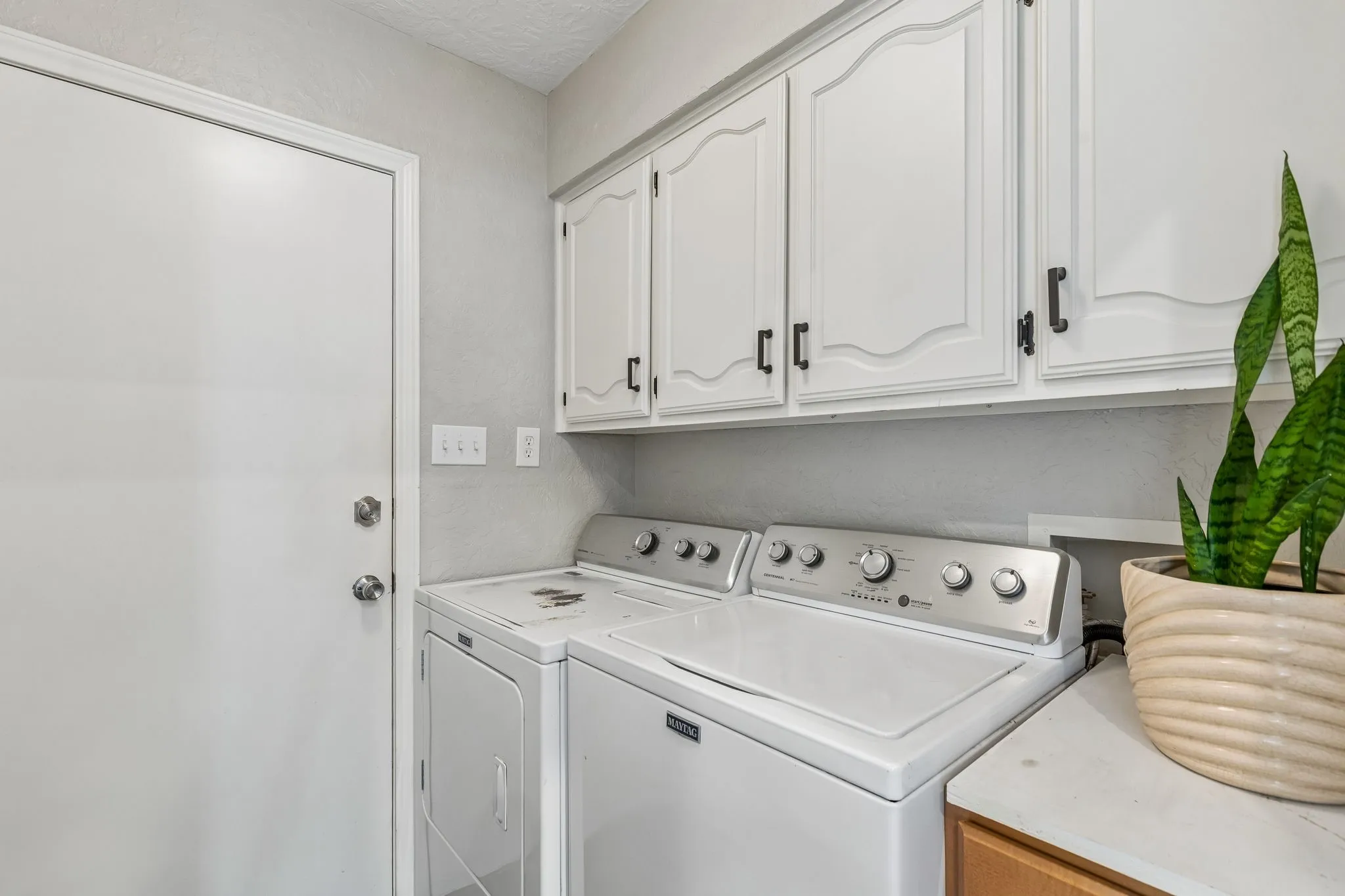 Single Family Residence For Sale in Dallas County , 604 Shalamar Place, Irving, Texas 75061, 3 Bedroom, 2 Bathroom, 2 Garage spaces, 2,173 Sqft, built in 1985, mls#21280113, Real Estate Agent in Irving, Homes For Sale in Dallas county, Homes For Sale in Irving, Realtor in Irving Texas, Real Estate Brokerage Independent Realty Texas, Luminita Cordes Realtor