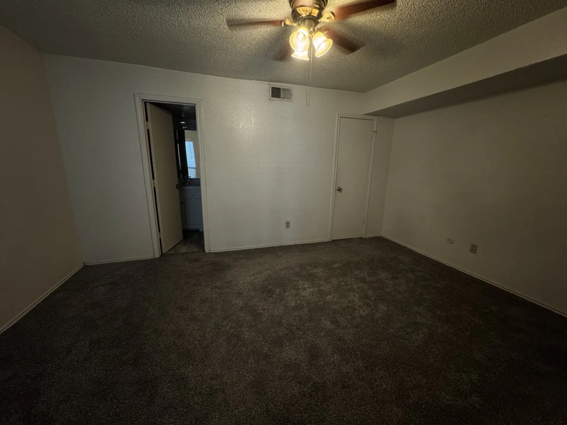 Condominium For Sale in Tarrant County , 2300 Balsam Drive G102, Arlington, Texas 76006, 1 Bedroom, 1 Bathroom, Garage spaces, 662 Sqft, built in 1981, mls#21280255, Real Estate Agent in Arlington, Homes For Sale in Tarrant county, Homes For Sale in Arlington, Realtor in Arlington Texas, Real Estate Brokerage Independent Realty Texas, Luminita Cordes Realtor