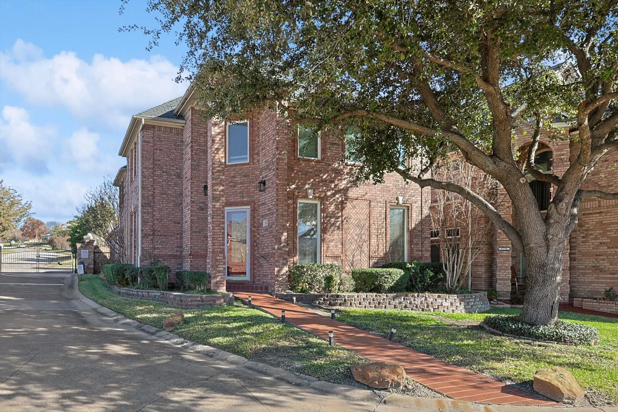 Single Family Residence For Sale in Tarrant County , 8354 Sunset Cove Drive, Fort Worth, Texas 76179, 4 Bedrooms, 3 Bathrooms, 2 Garage spaces, 3,426 Sqft, built in 1998, Price $430,000, mls#21280009, Real Estate Agent in Fort Worth, Homes For Sale in Tarrant county, Homes For Sale in Fort Worth, Realtor in Fort Worth Texas, Real Estate Brokerage Independent Realty Texas, Luminita Cordes Realtor
