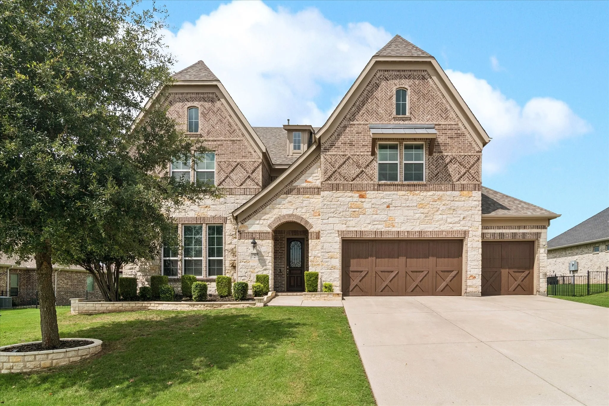 Single Family Residence For Sale in Grayson County , 1905 Running Deer Lane, Gunter, Texas 75058, 4 Bedroom, 4 Bathroom, 3 Garage spaces, 4,160 Sqft, built in 2017, mls#21280115, Real Estate Agent in Gunter, Homes For Sale in Grayson county, Homes For Sale in Gunter, Realtor in Gunter Texas, Real Estate Brokerage Independent Realty Texas, Luminita Cordes Realtor
